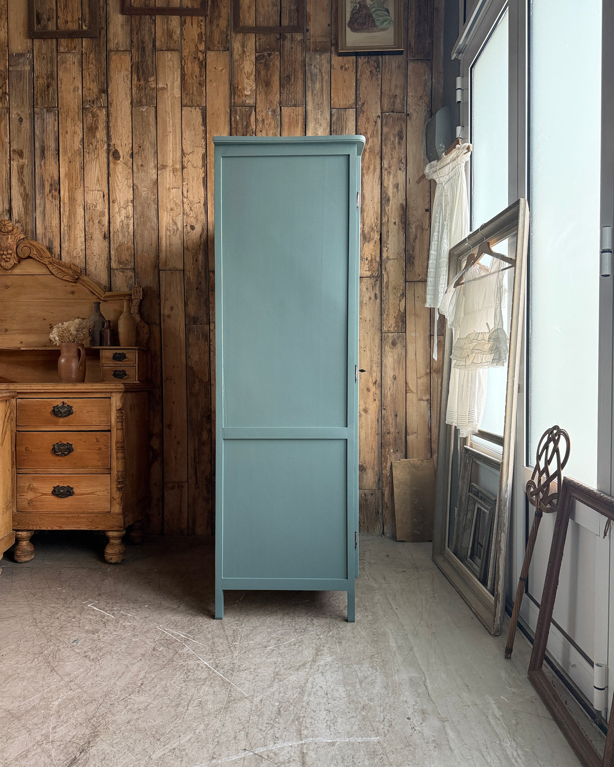 Armoire vintage vert de gris