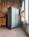 Charger l'image dans la visionneuse de la galerie, Armoire vintage vert de gris
