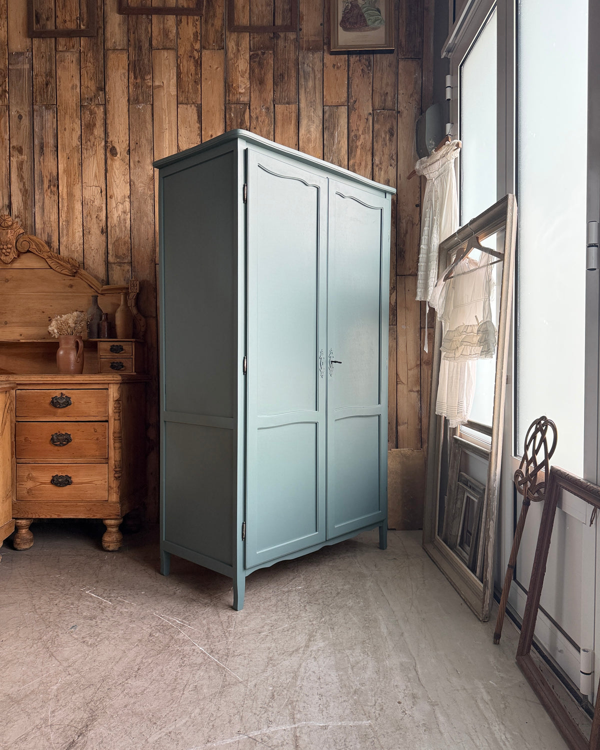 Armoire vintage vert de gris
