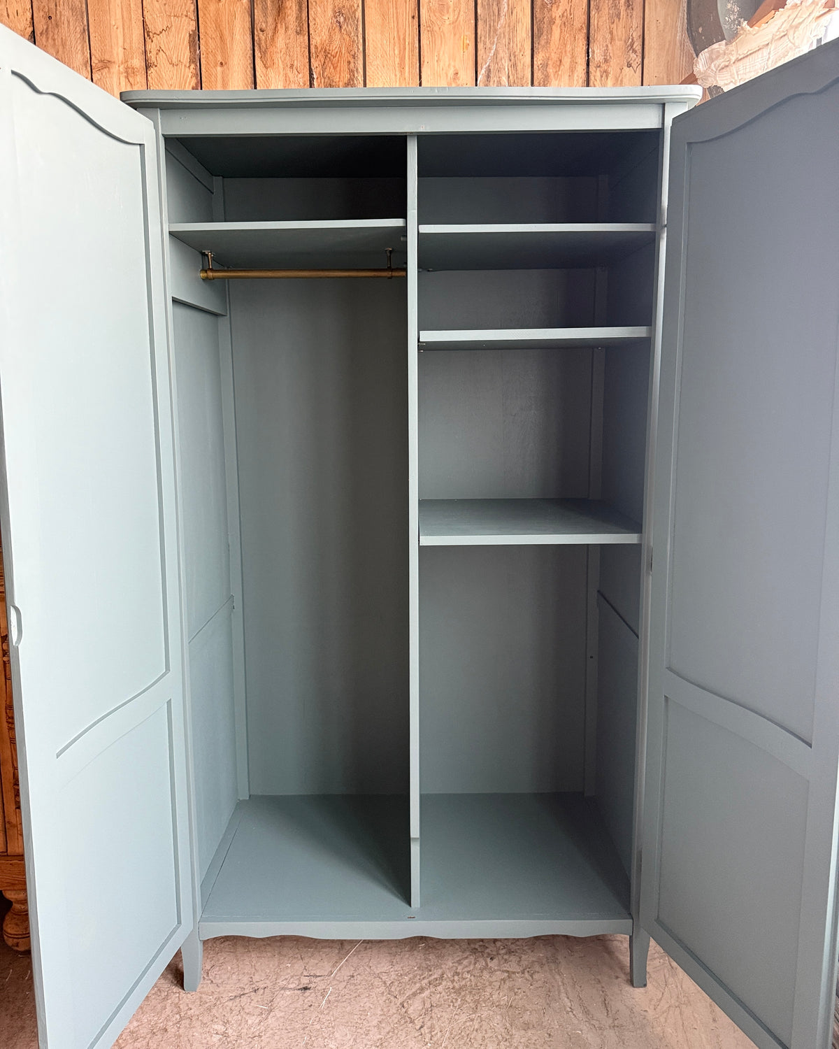 Armoire vintage vert de gris