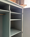 Charger l'image dans la visionneuse de la galerie, Armoire vintage vert de gris
