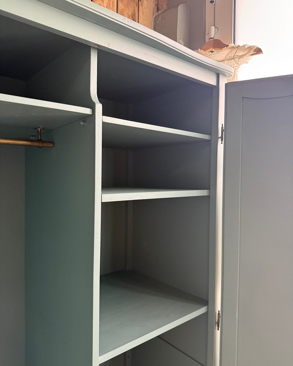 Armoire vintage vert de gris