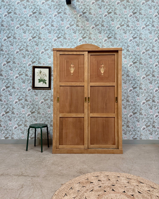 Armoire Art Déco aux portes coulissantes
