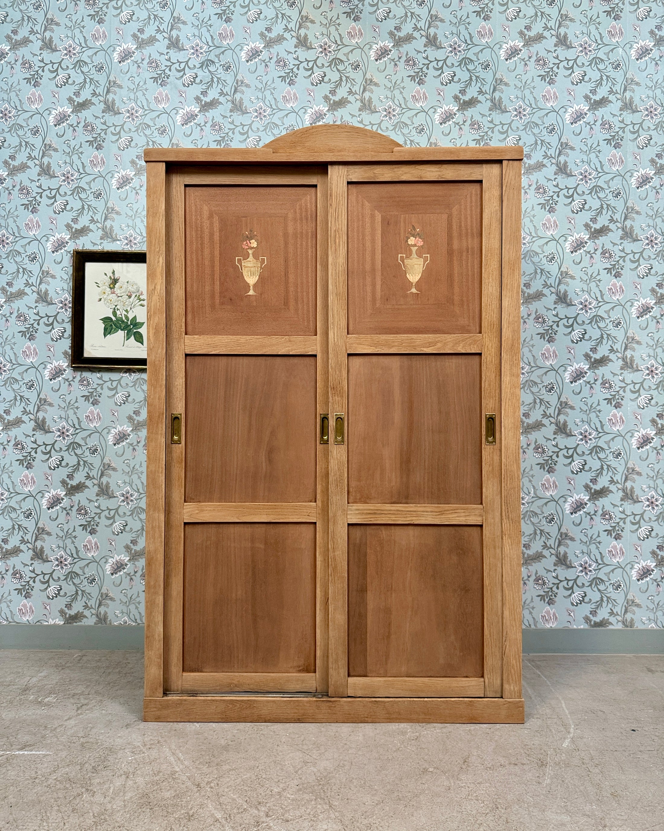 Armoire Art Déco aux portes coulissantes