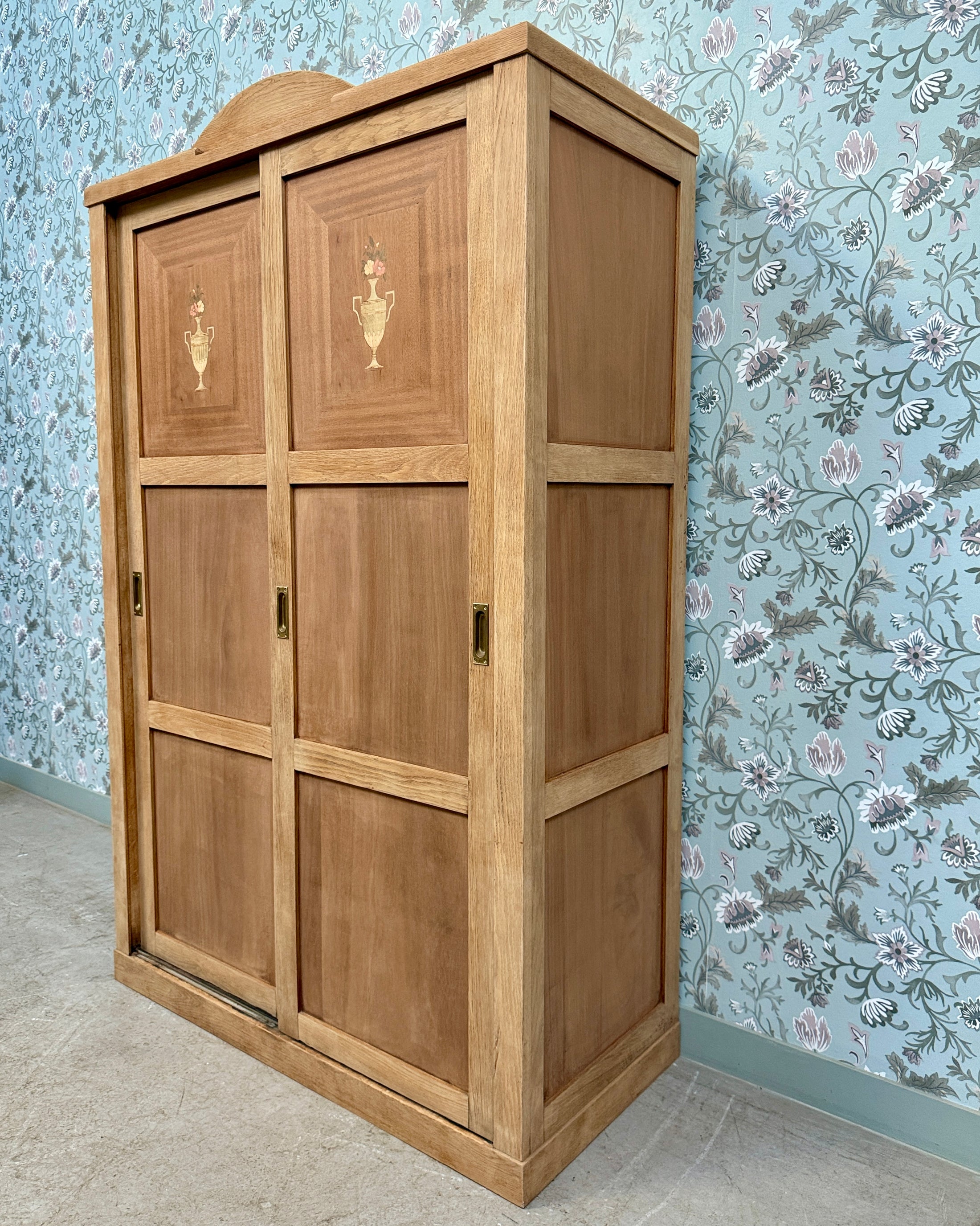 Armoire Art Déco aux portes coulissantes