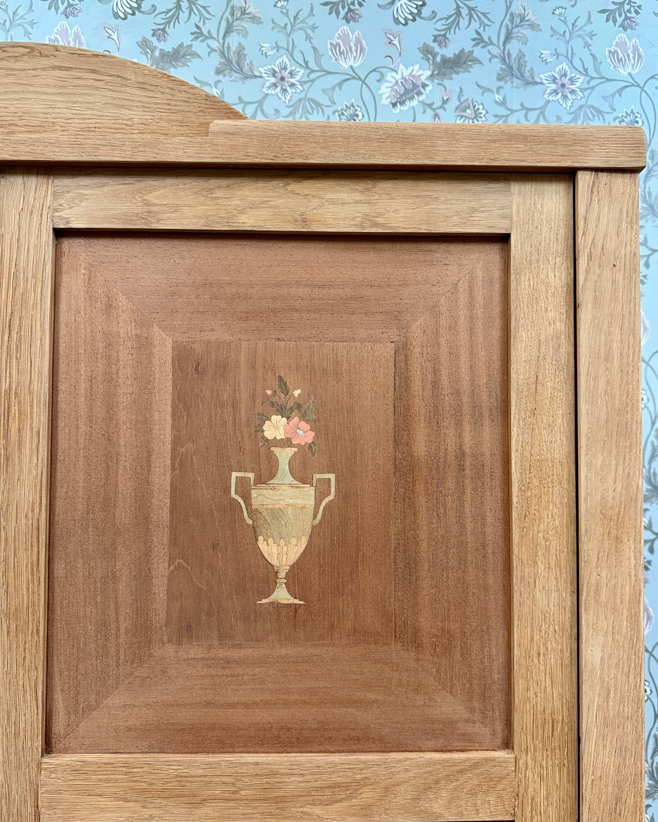 Armoire Art Déco aux portes coulissantes