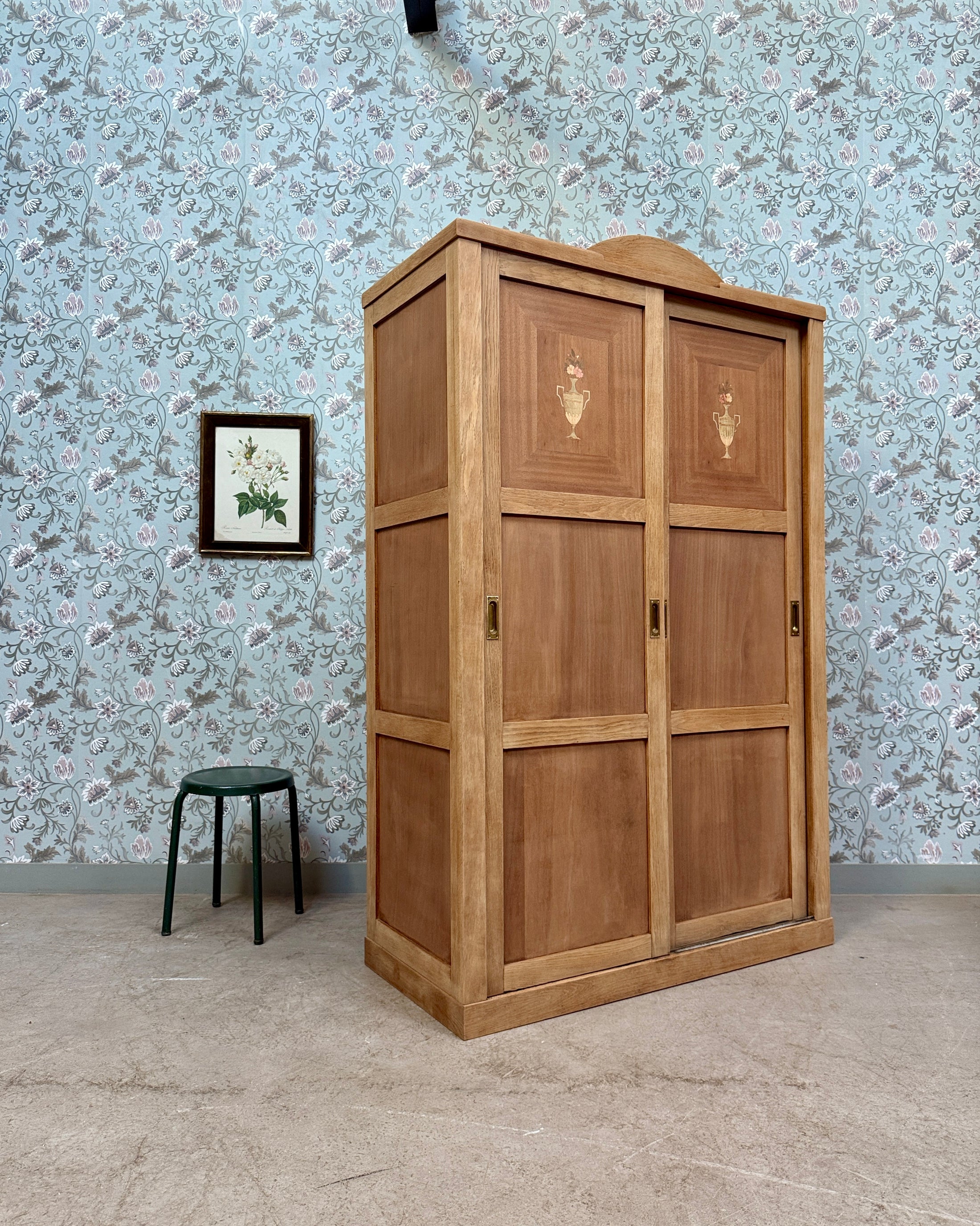 Armoire Art Déco aux portes coulissantes