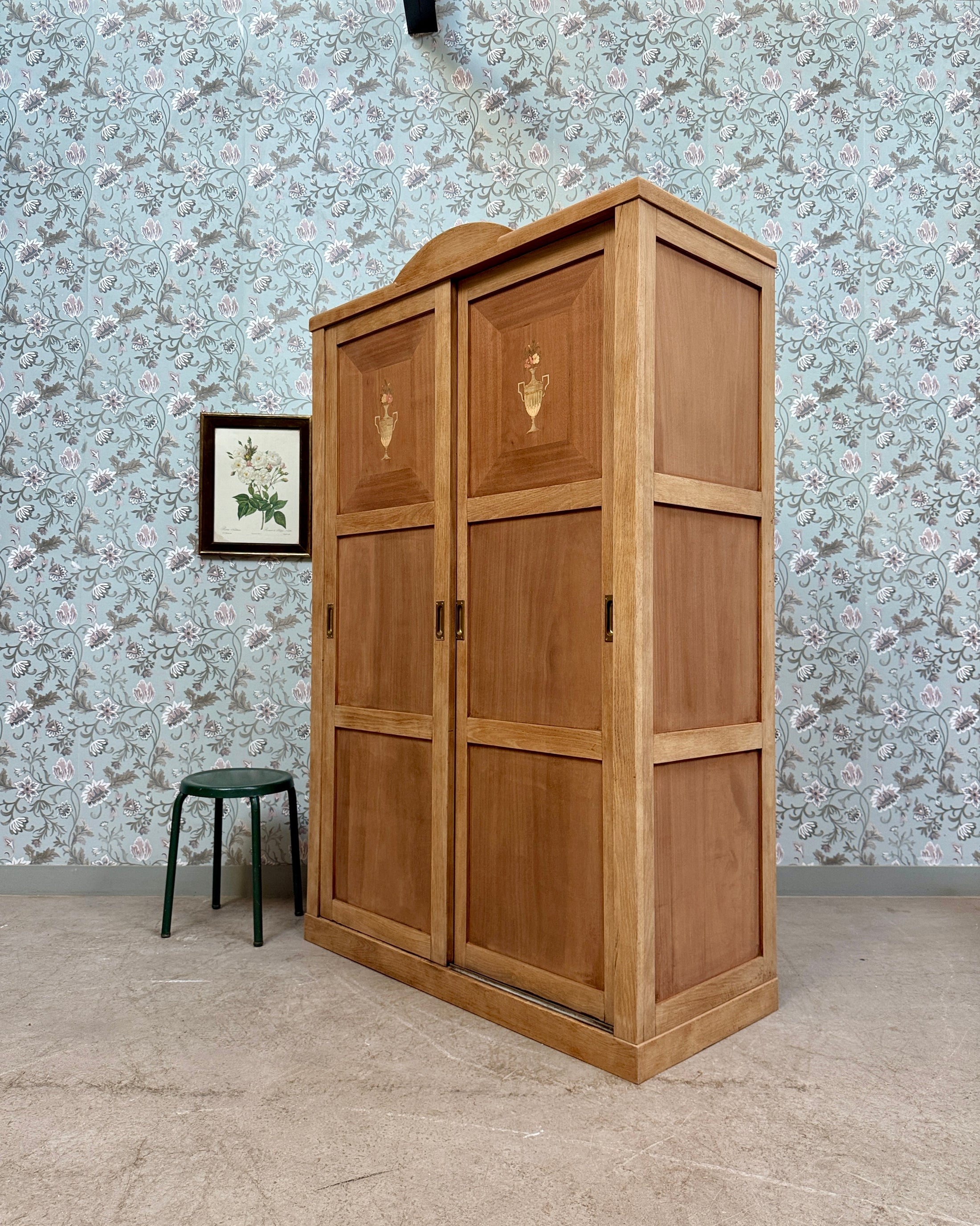 Armoire Art Déco aux portes coulissantes