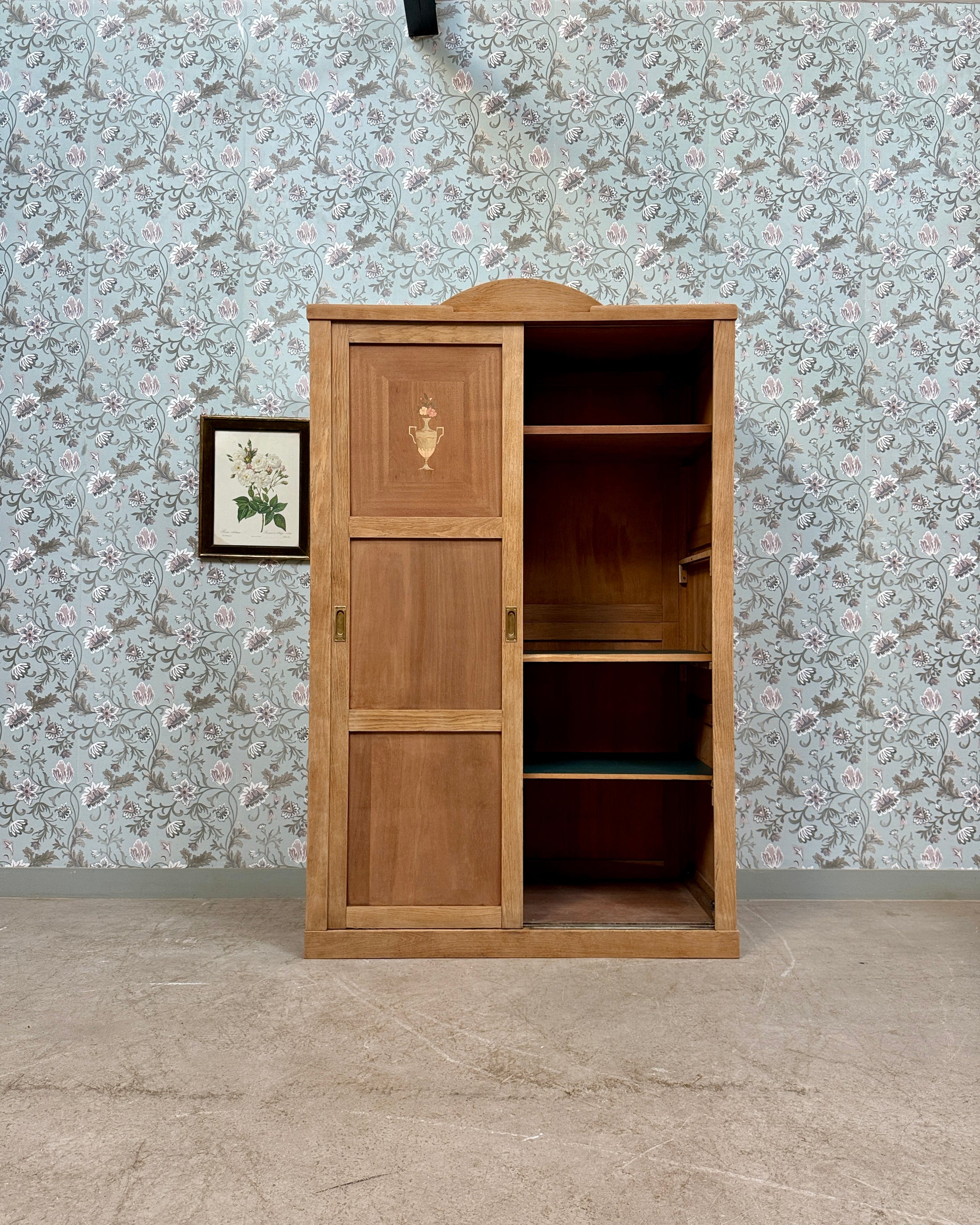 Armoire Art Déco aux portes coulissantes