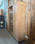 Charger l'image dans la visionneuse de la galerie, Grande armoire-vitrine vintage Burwood
