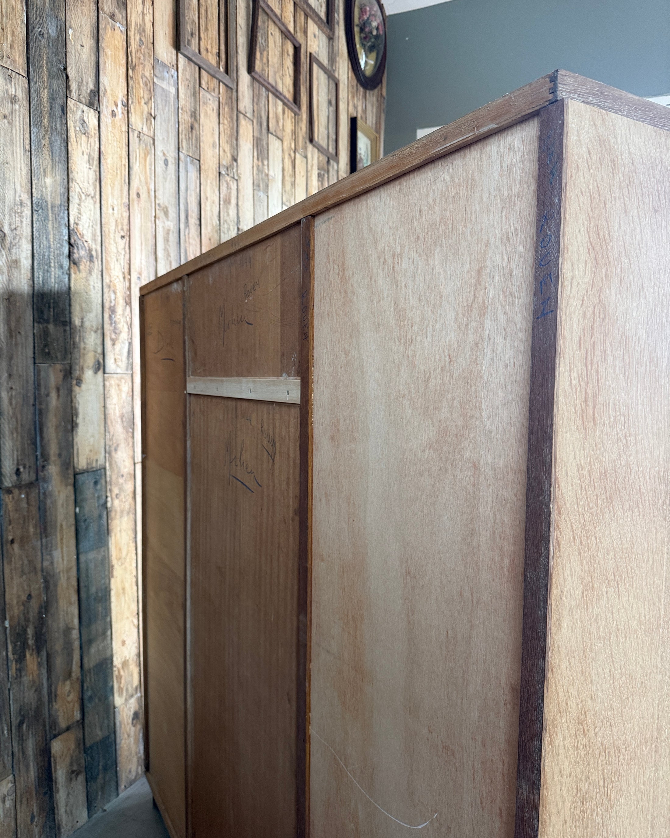 Grande armoire-vitrine vintage Burwood