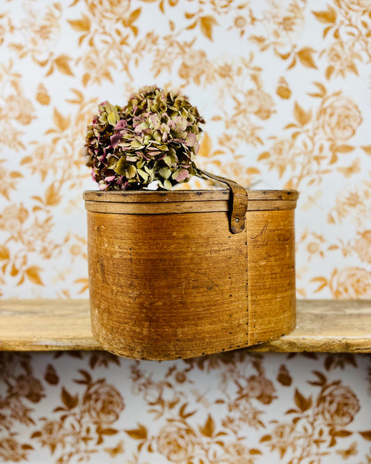 Boîte à chapeaux en bois courbé