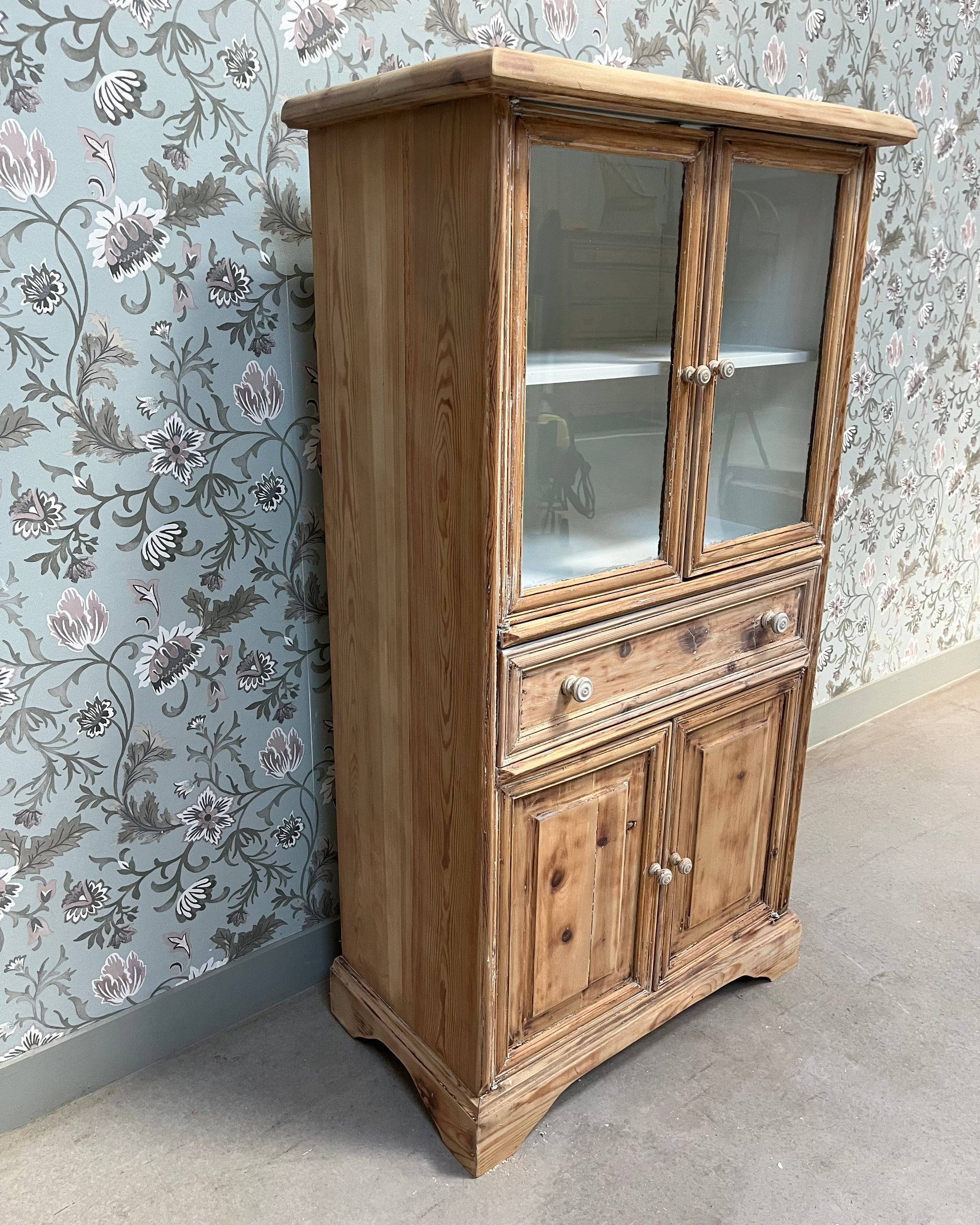 Vitrine en pitchpin