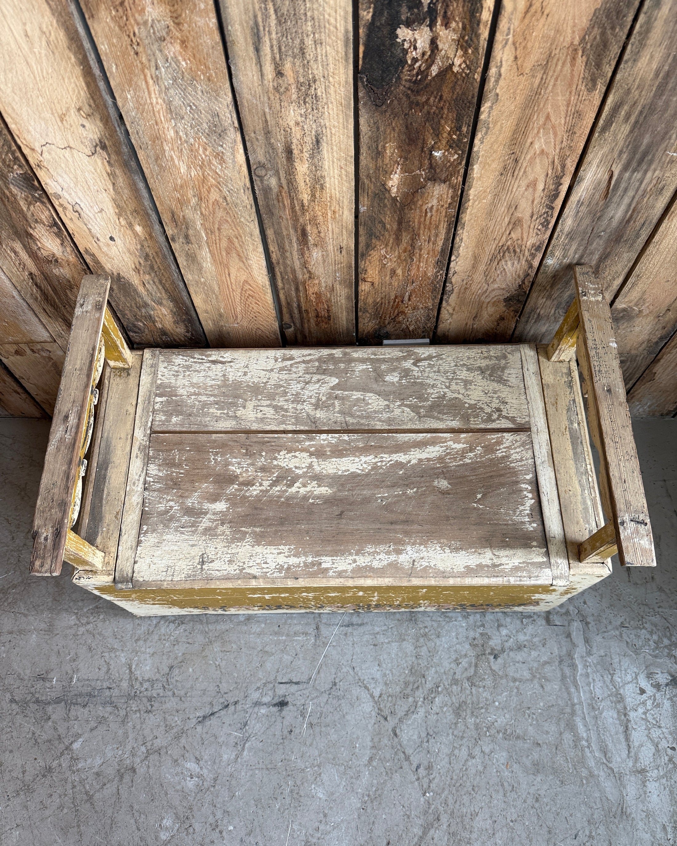 Banc-coffre ancien pour enfant patiné