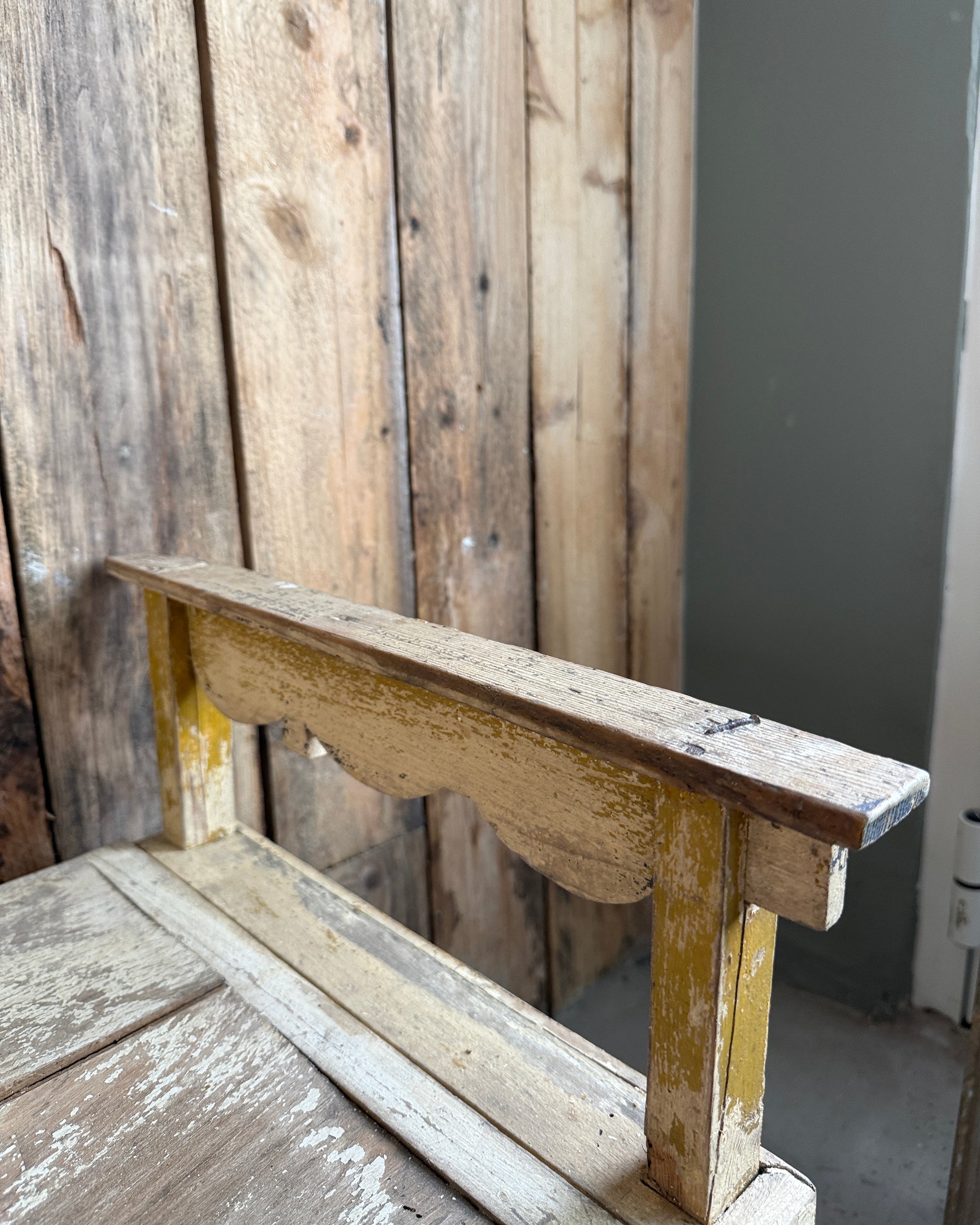 Banc-coffre ancien pour enfant patiné