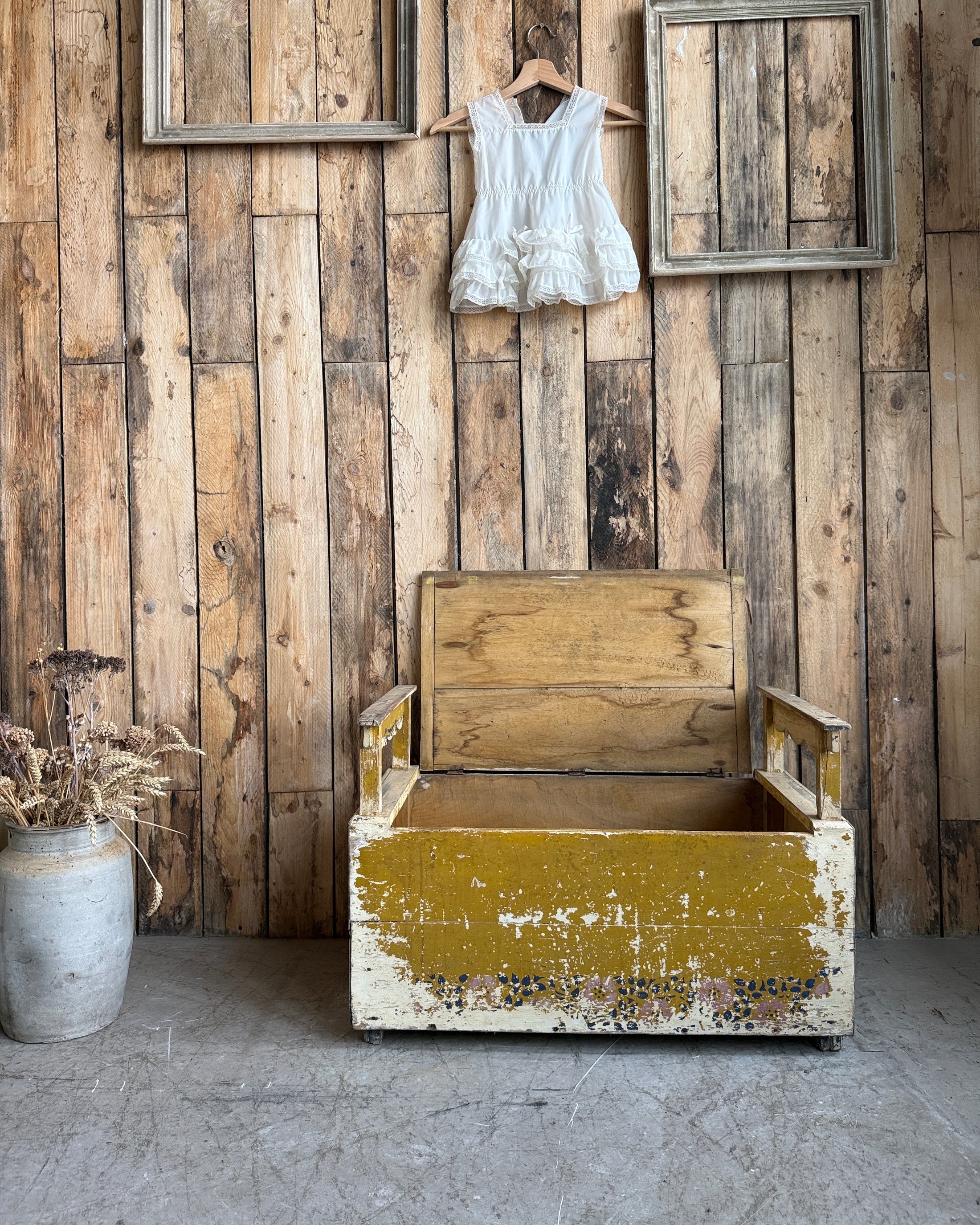 Banc-coffre ancien pour enfant patiné