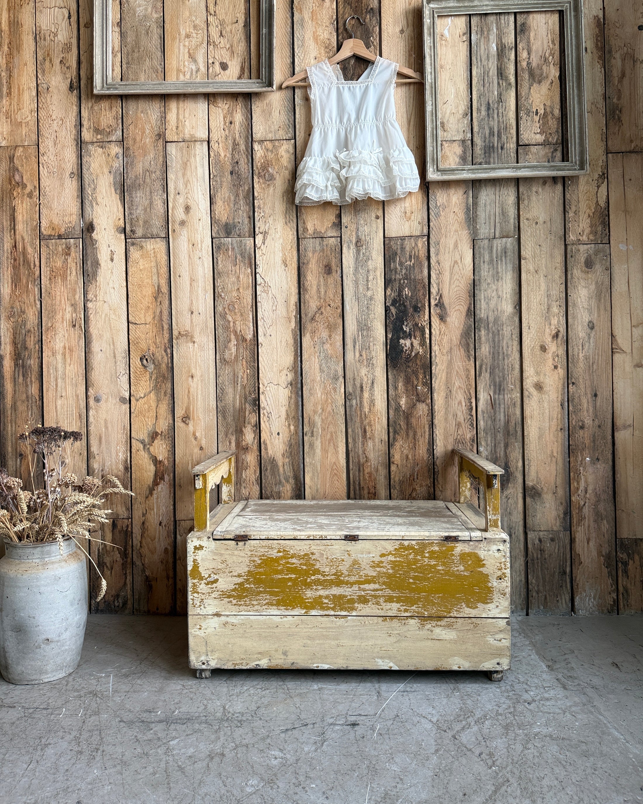 Banc-coffre ancien pour enfant patiné