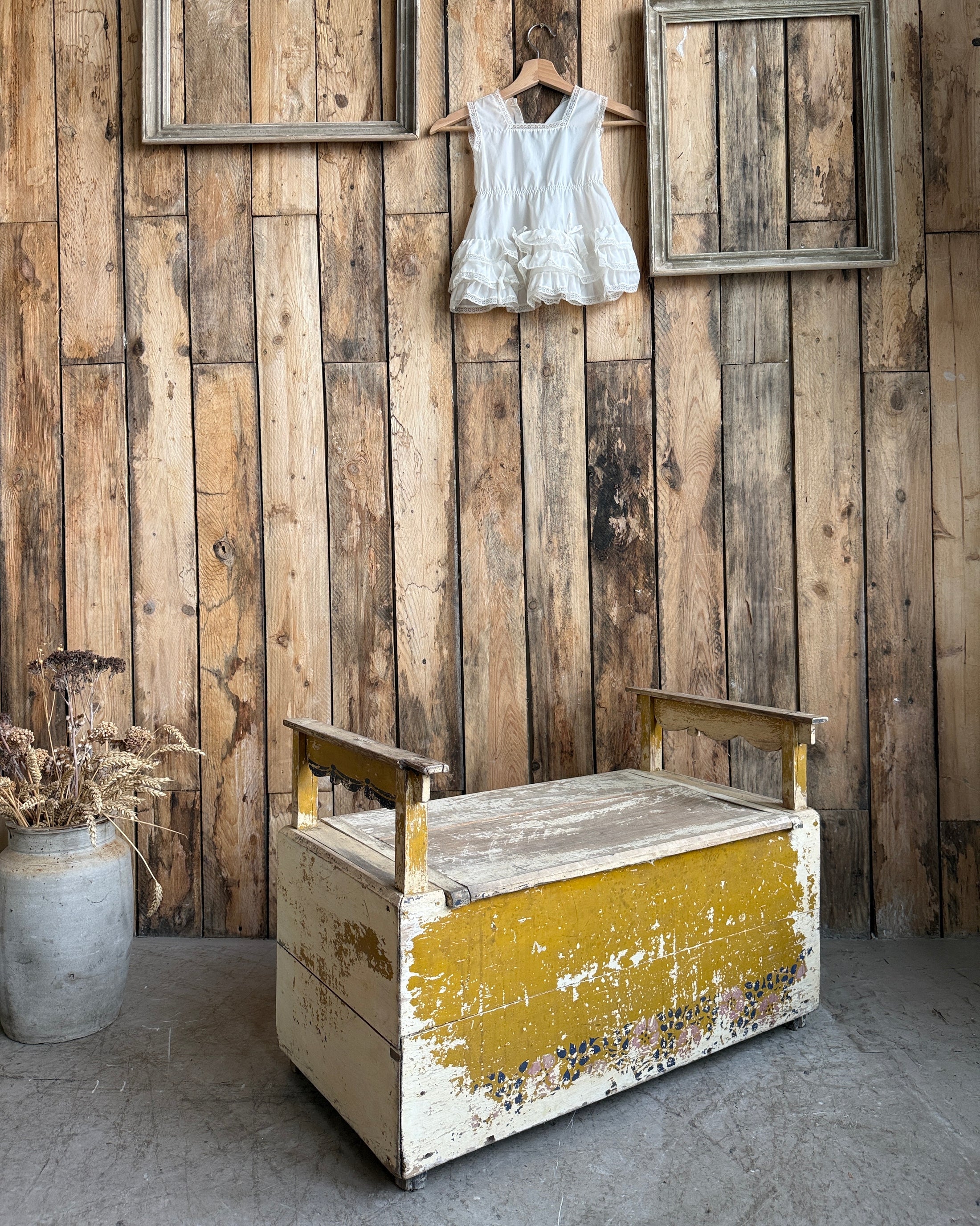 Banc-coffre ancien pour enfant patiné