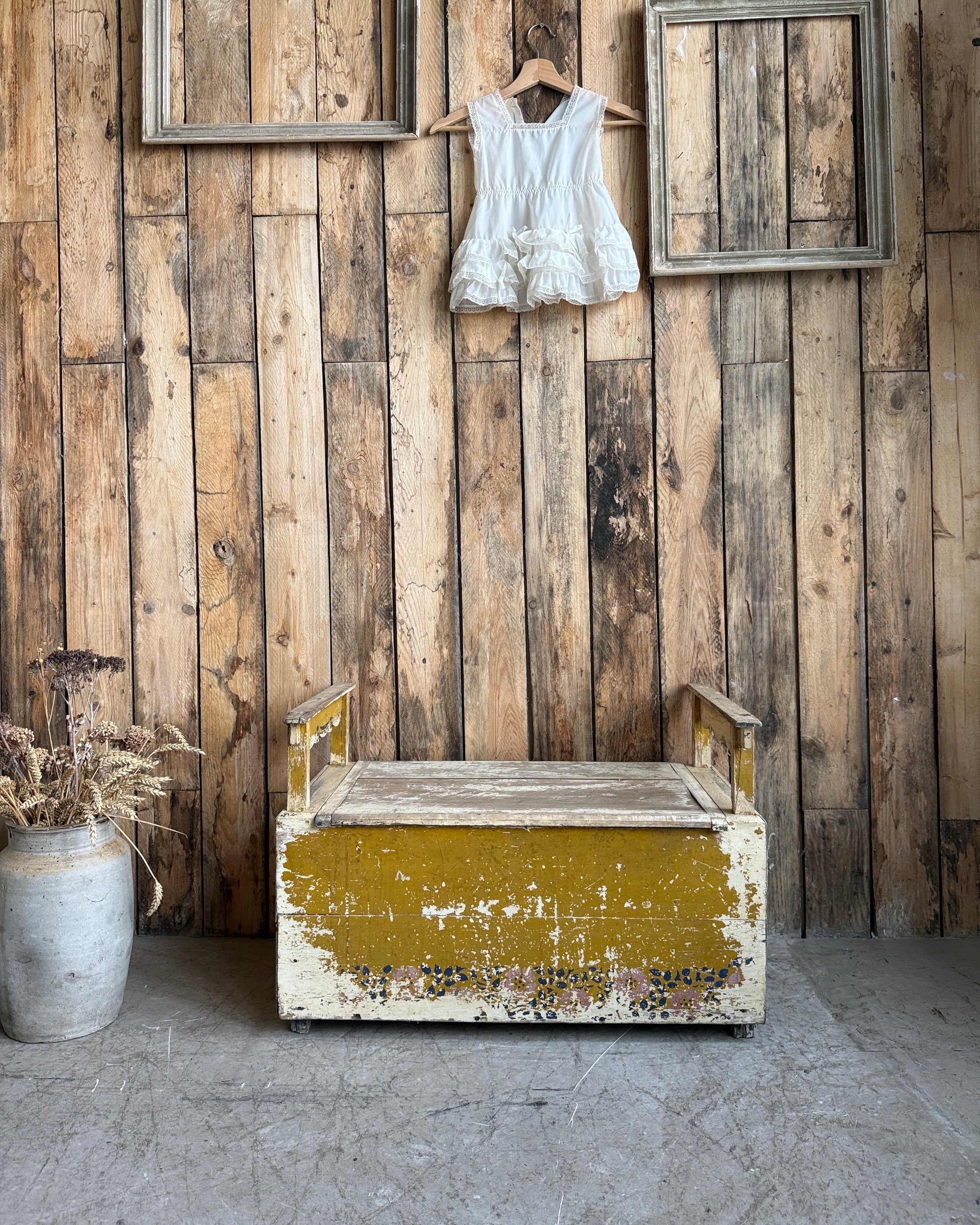 Banc-coffre ancien pour enfant patiné