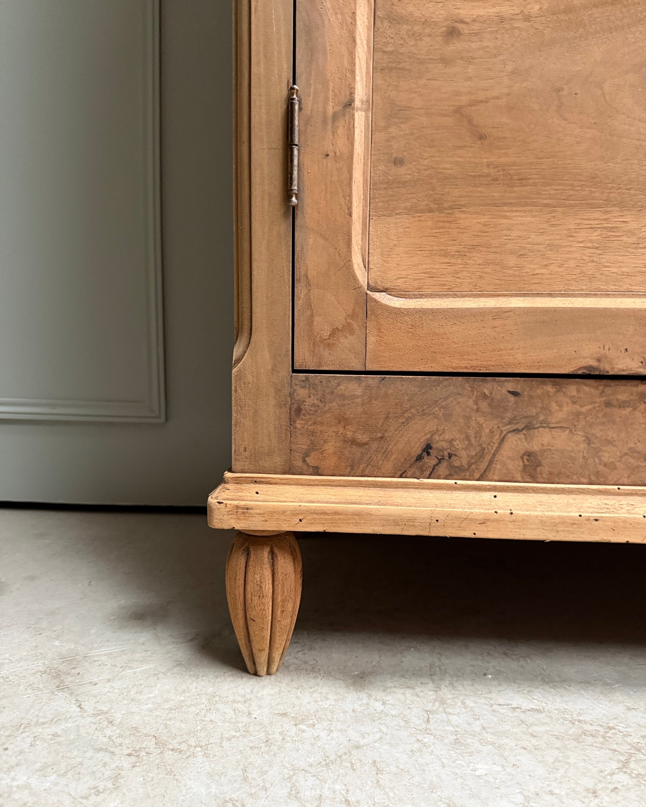 Bibliothèque ancienne à portes grillagées