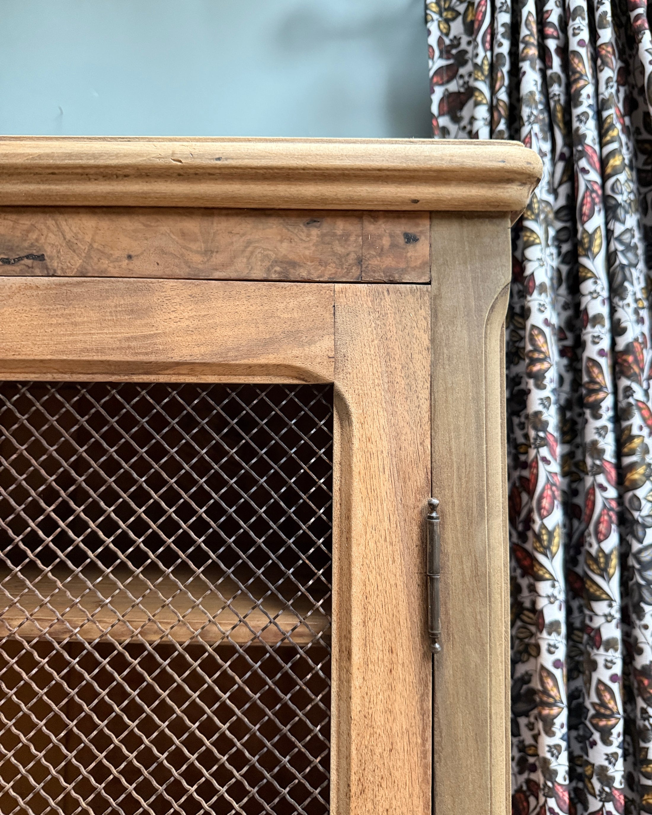 Bibliothèque ancienne à portes grillagées