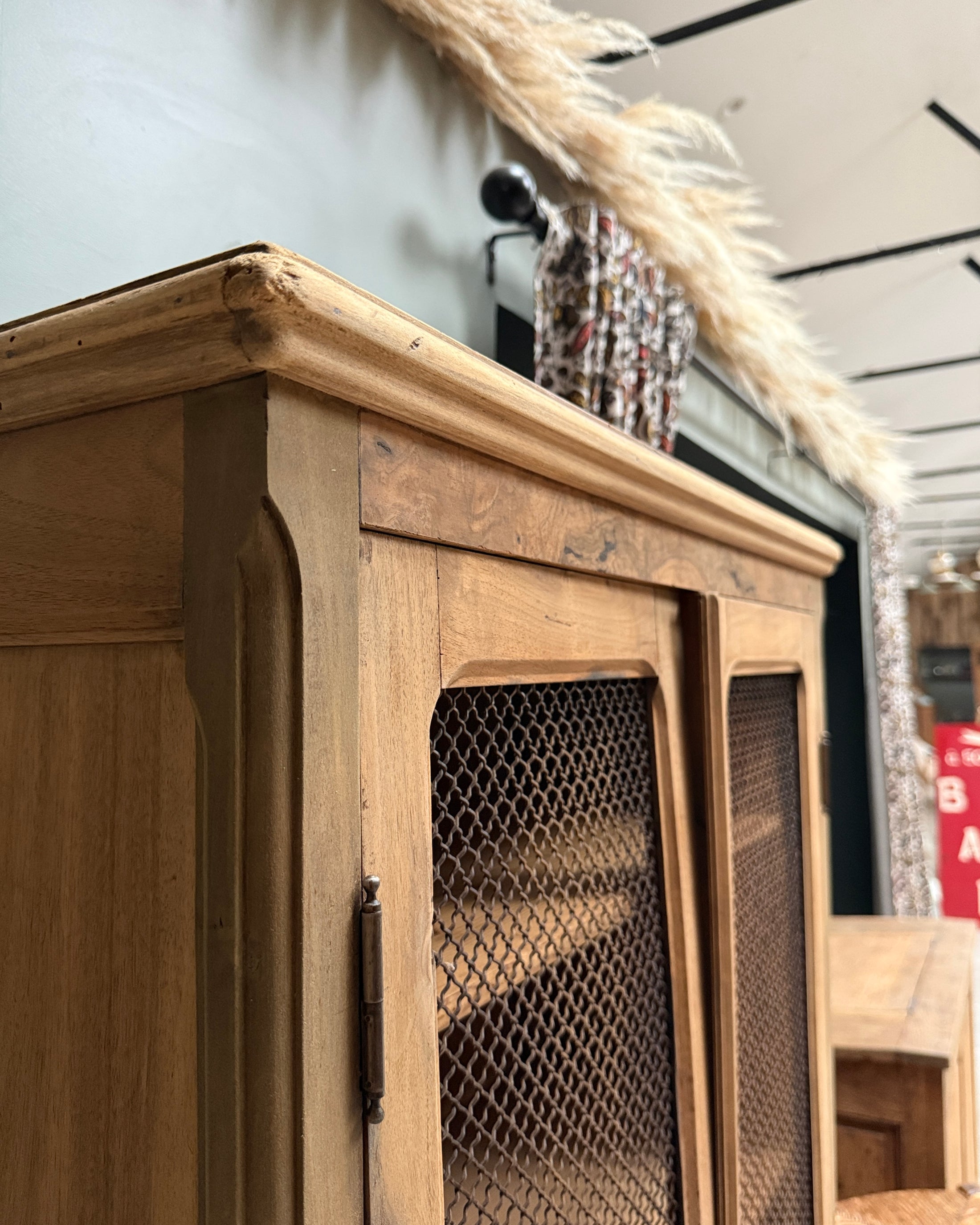 Bibliothèque ancienne à portes grillagées