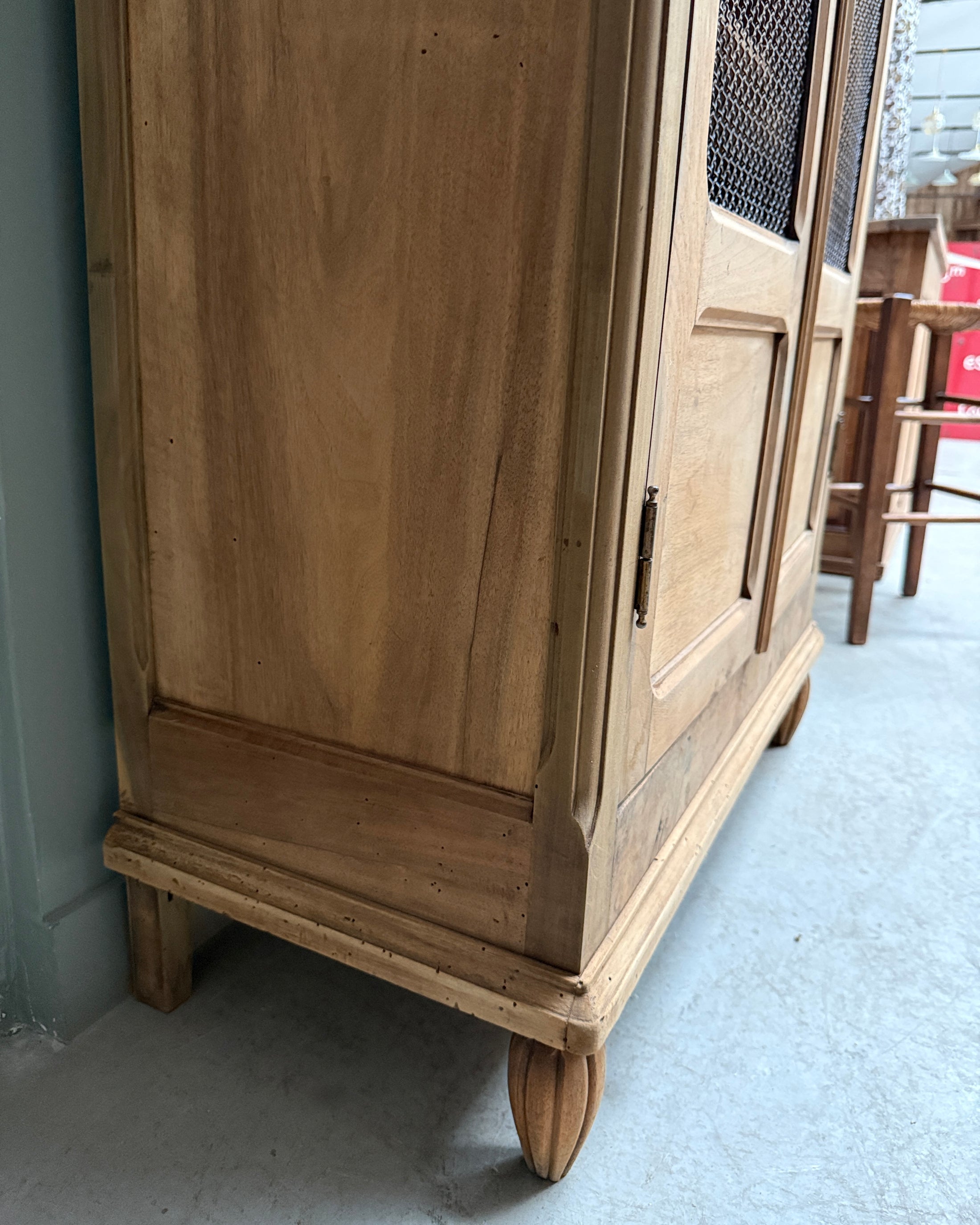 Bibliothèque ancienne à portes grillagées