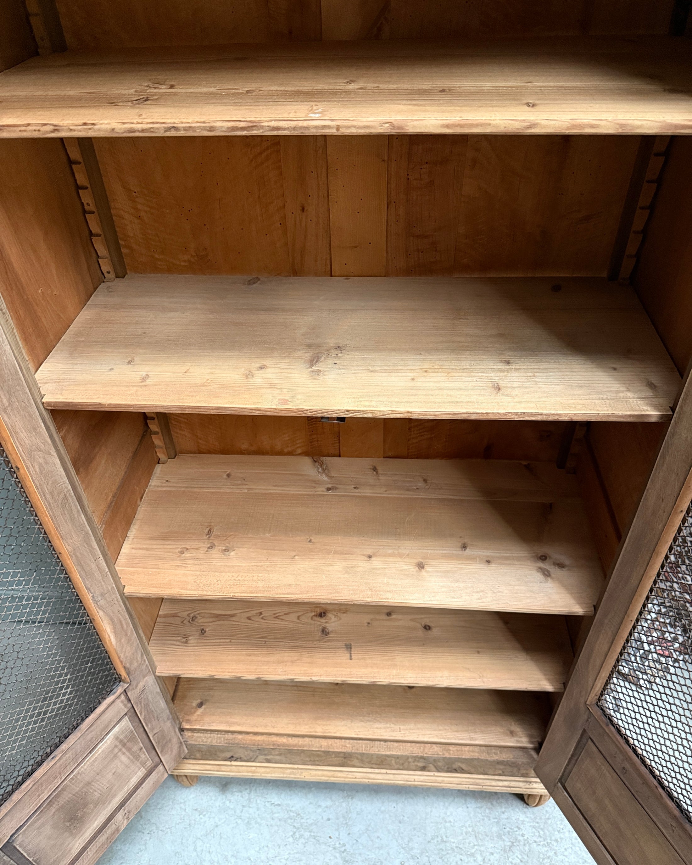 Bibliothèque ancienne à portes grillagées