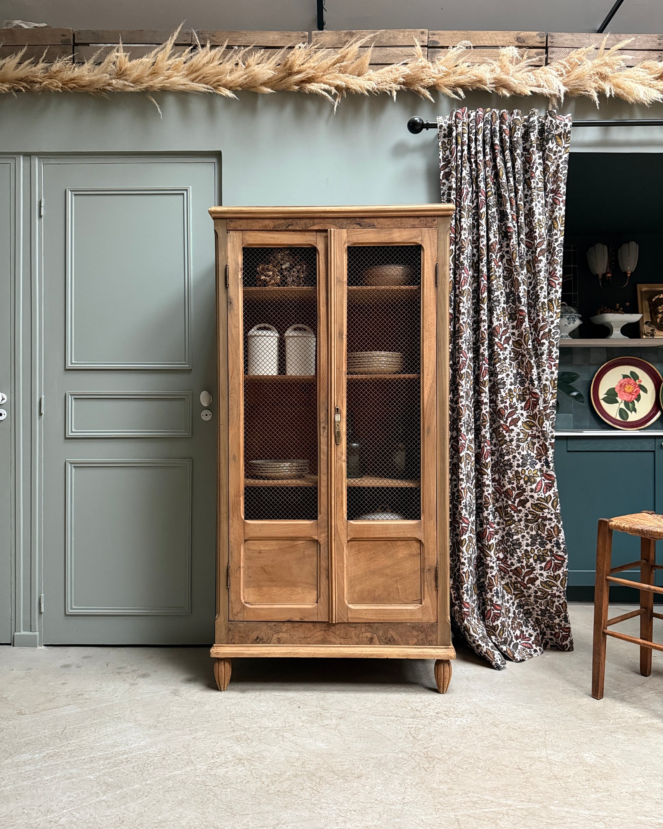 Bibliothèque ancienne à portes grillagées