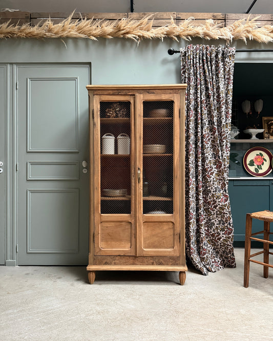 Bibliothèque ancienne à portes grillagées