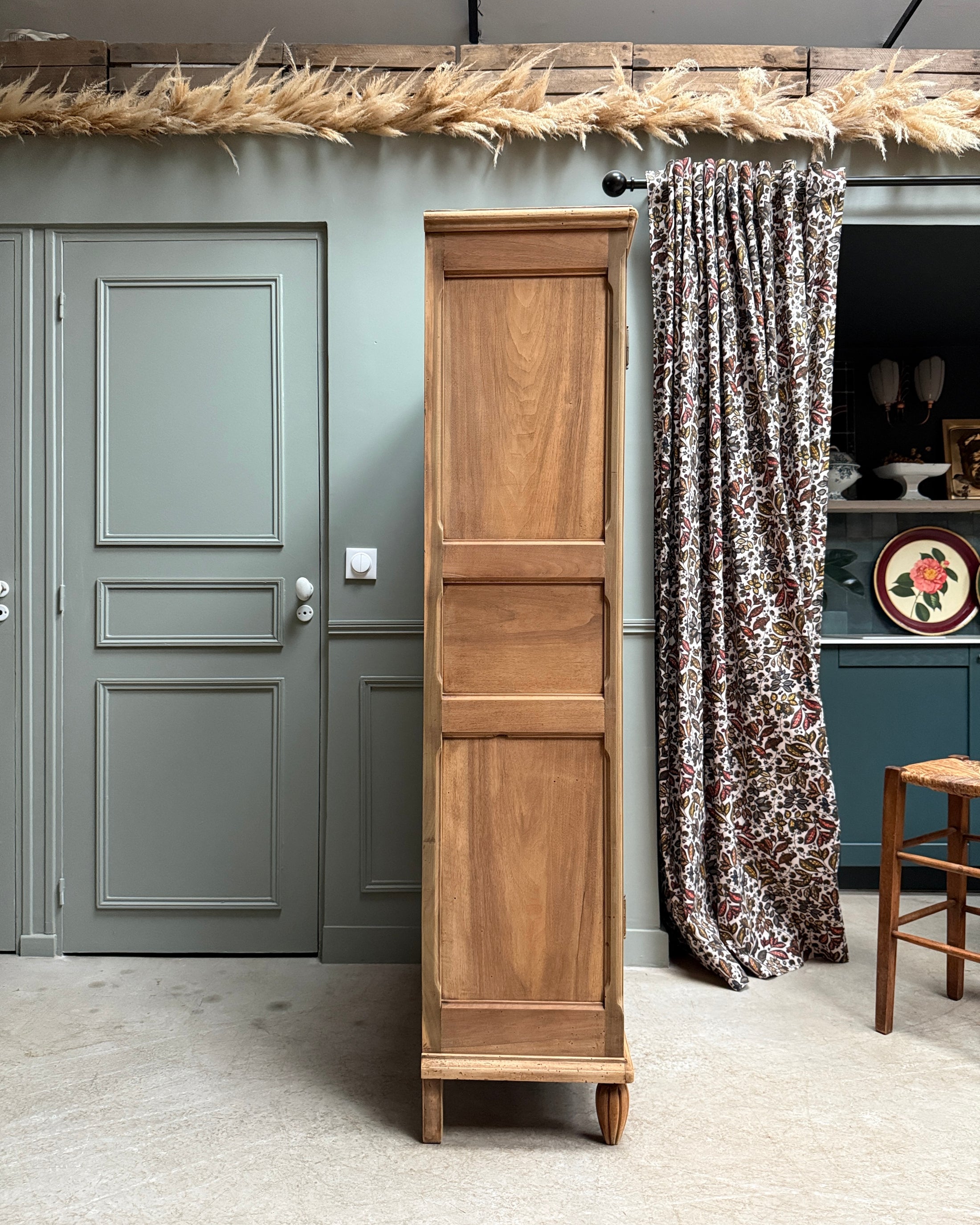 Bibliothèque ancienne à portes grillagées