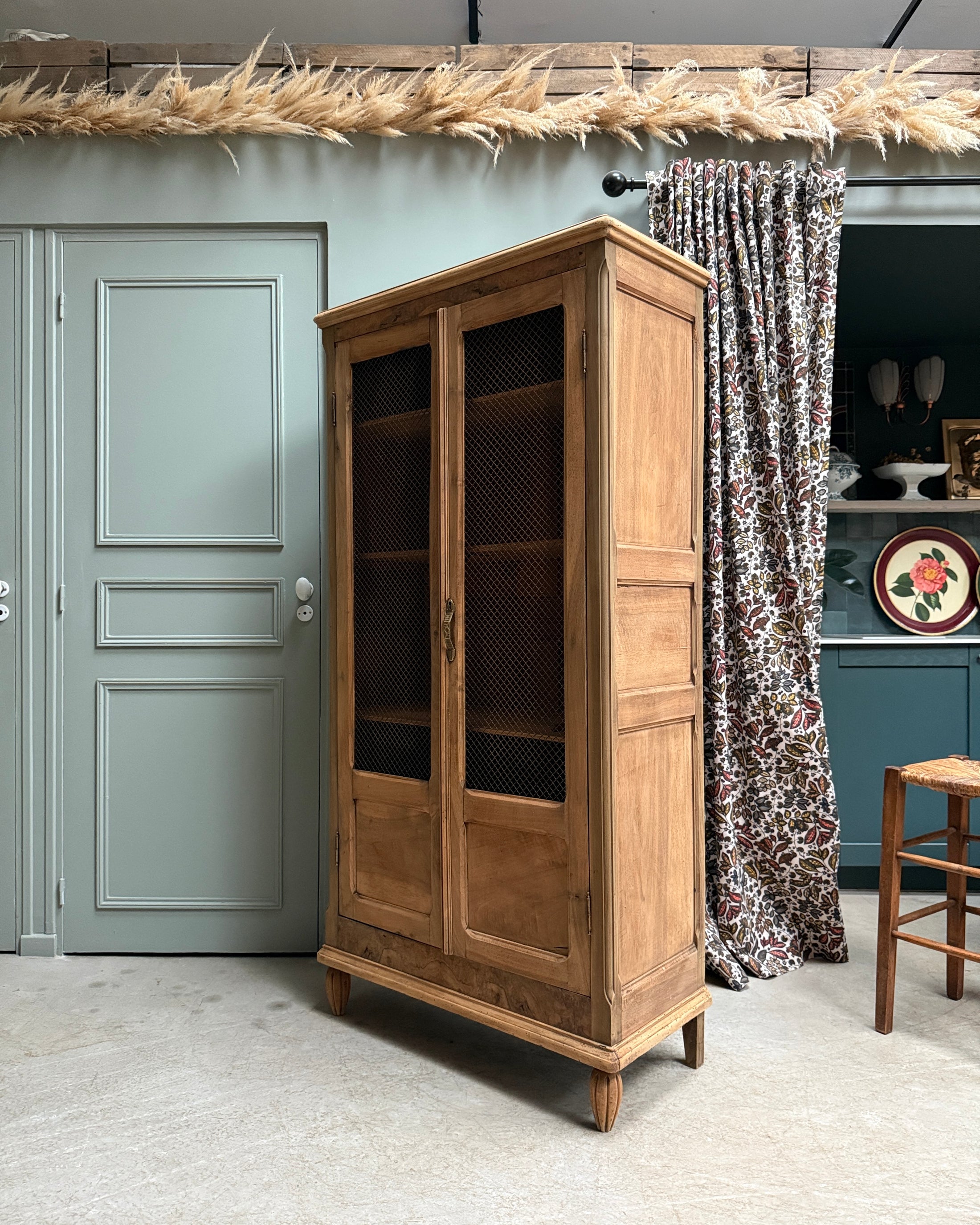 Bibliothèque ancienne à portes grillagées