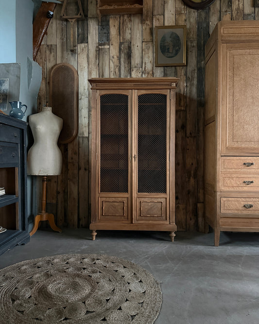 Bibliothèque ancienne à portes grillagées