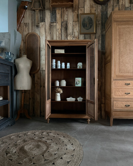 Bibliothèque ancienne à portes grillagées