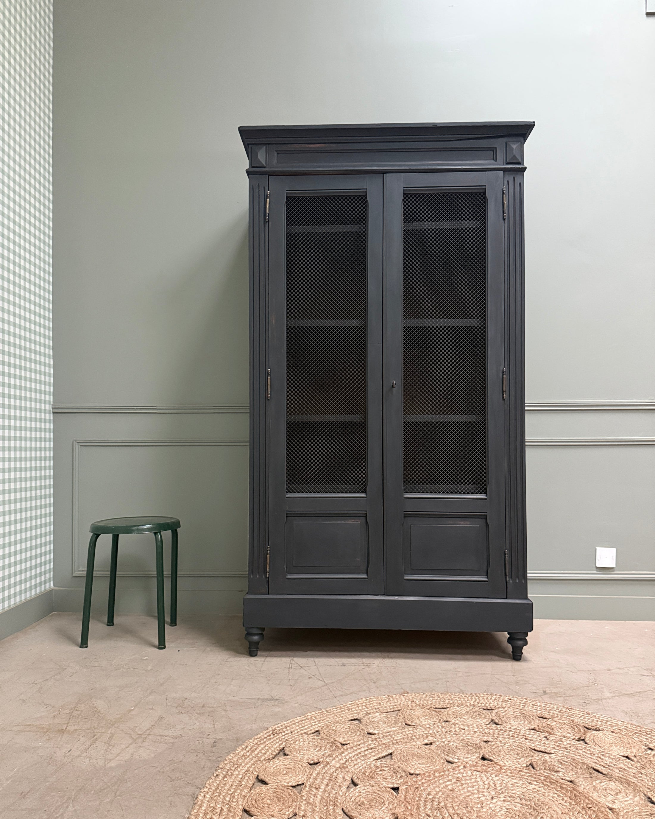 Bibliothèque de style Directoire patine noire