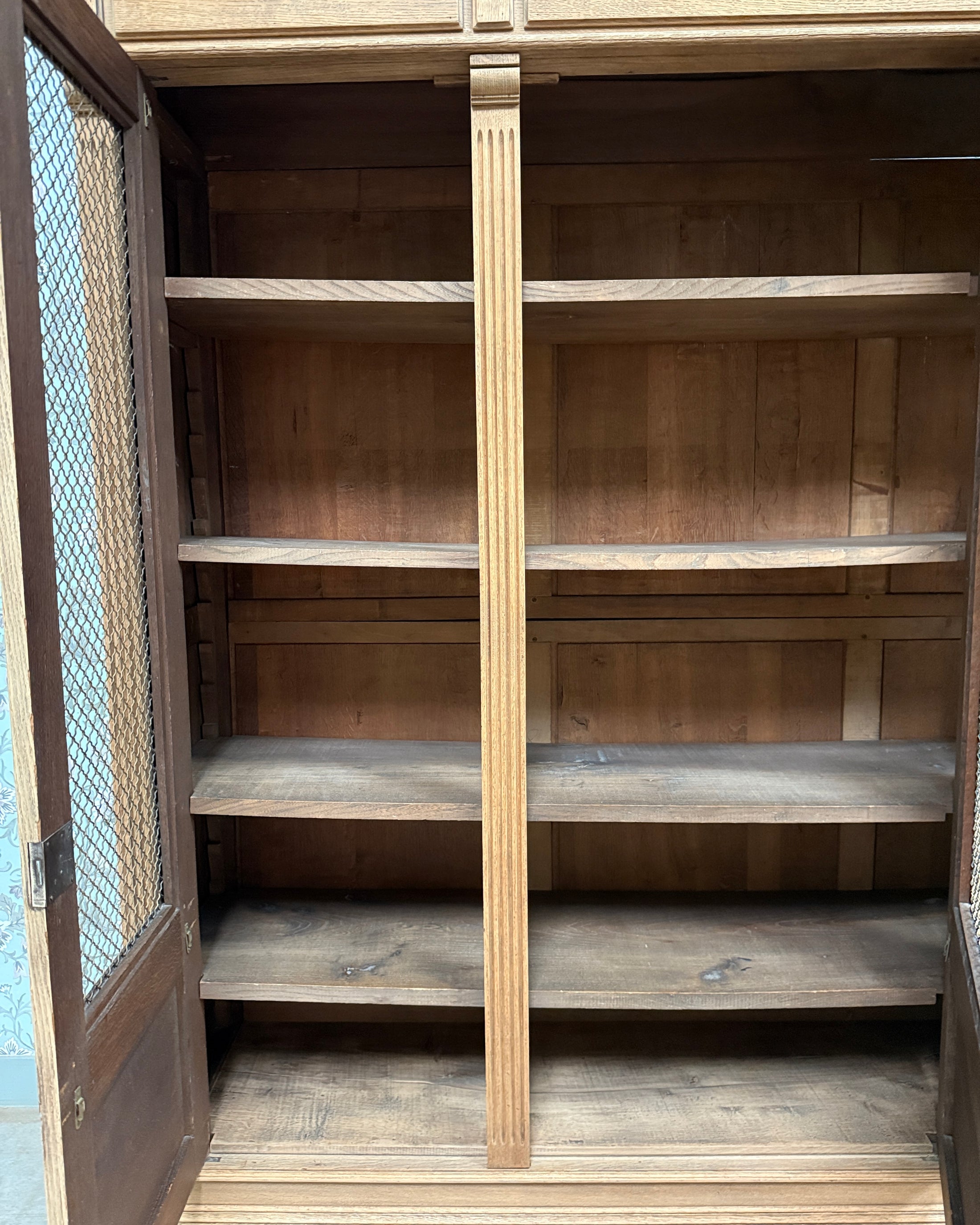 Bibliothèque ancienne trois portes grillagées