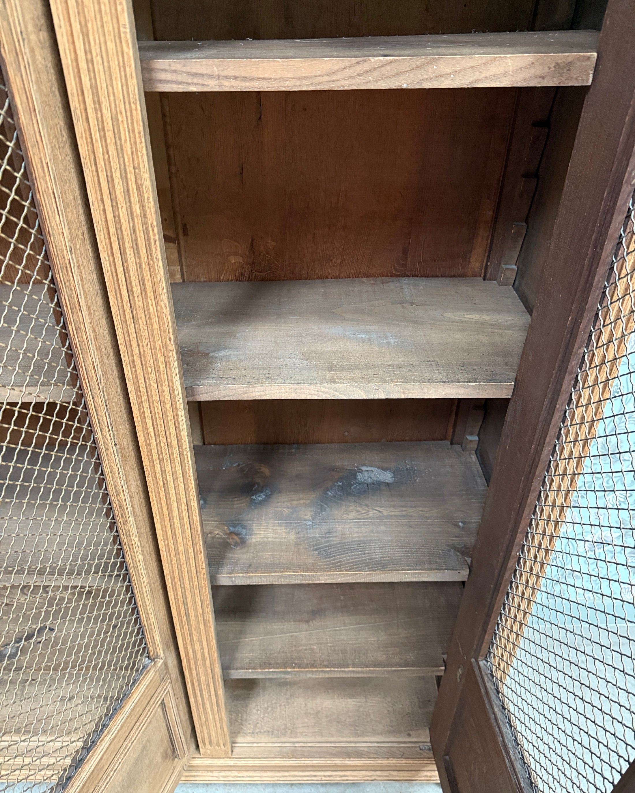 Bibliothèque ancienne trois portes grillagées