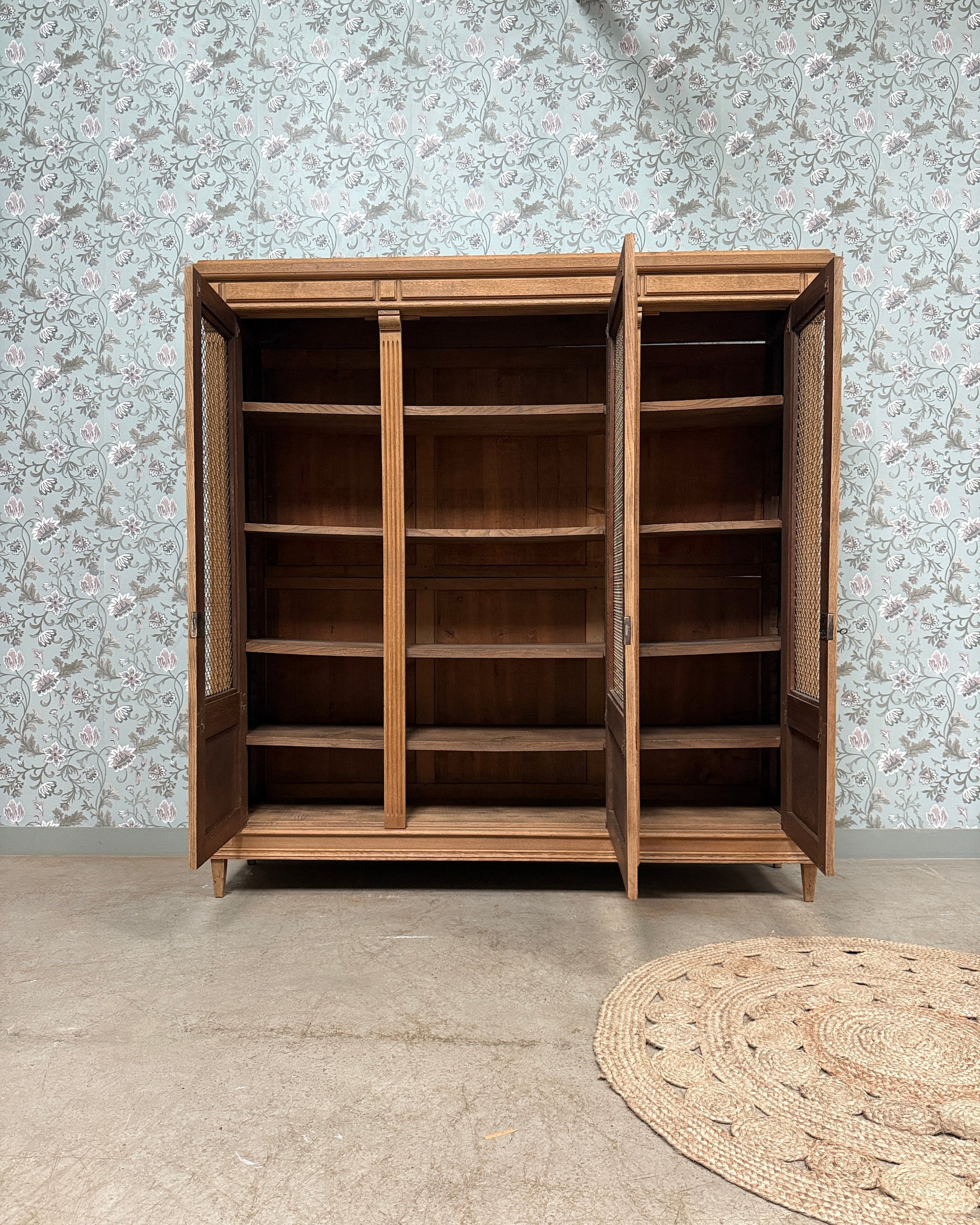 Bibliothèque ancienne trois portes grillagées