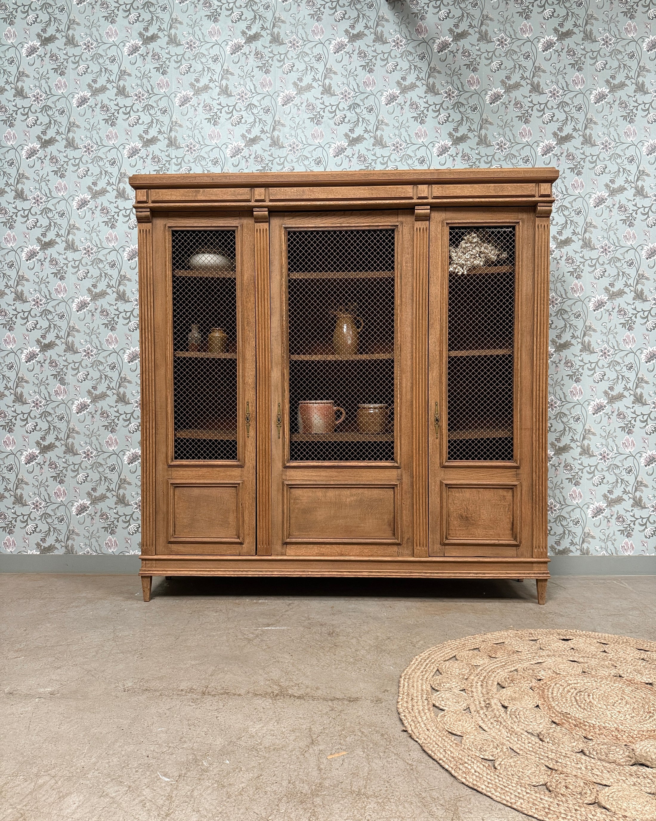 Bibliothèque ancienne trois portes grillagées