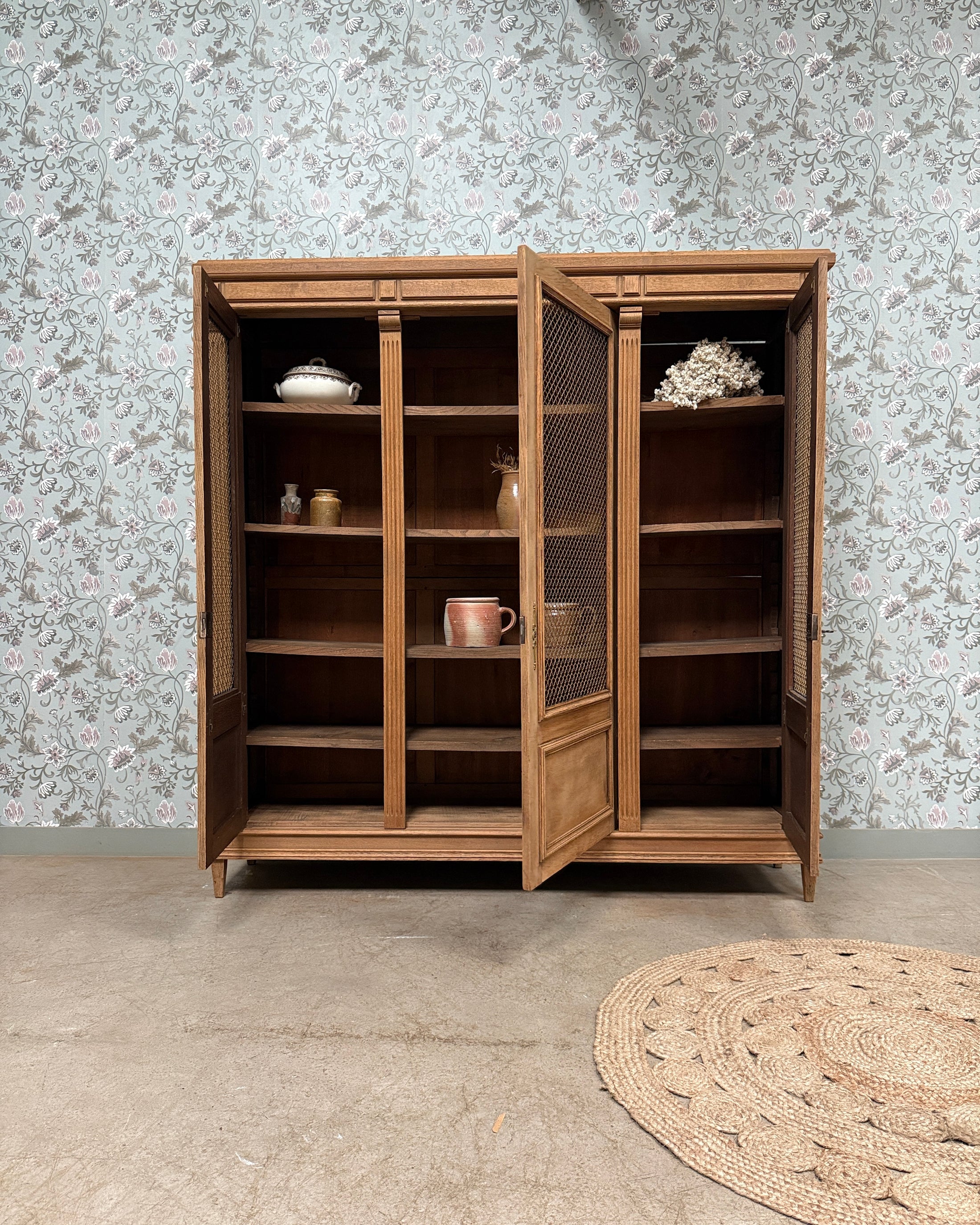 Bibliothèque ancienne trois portes grillagées