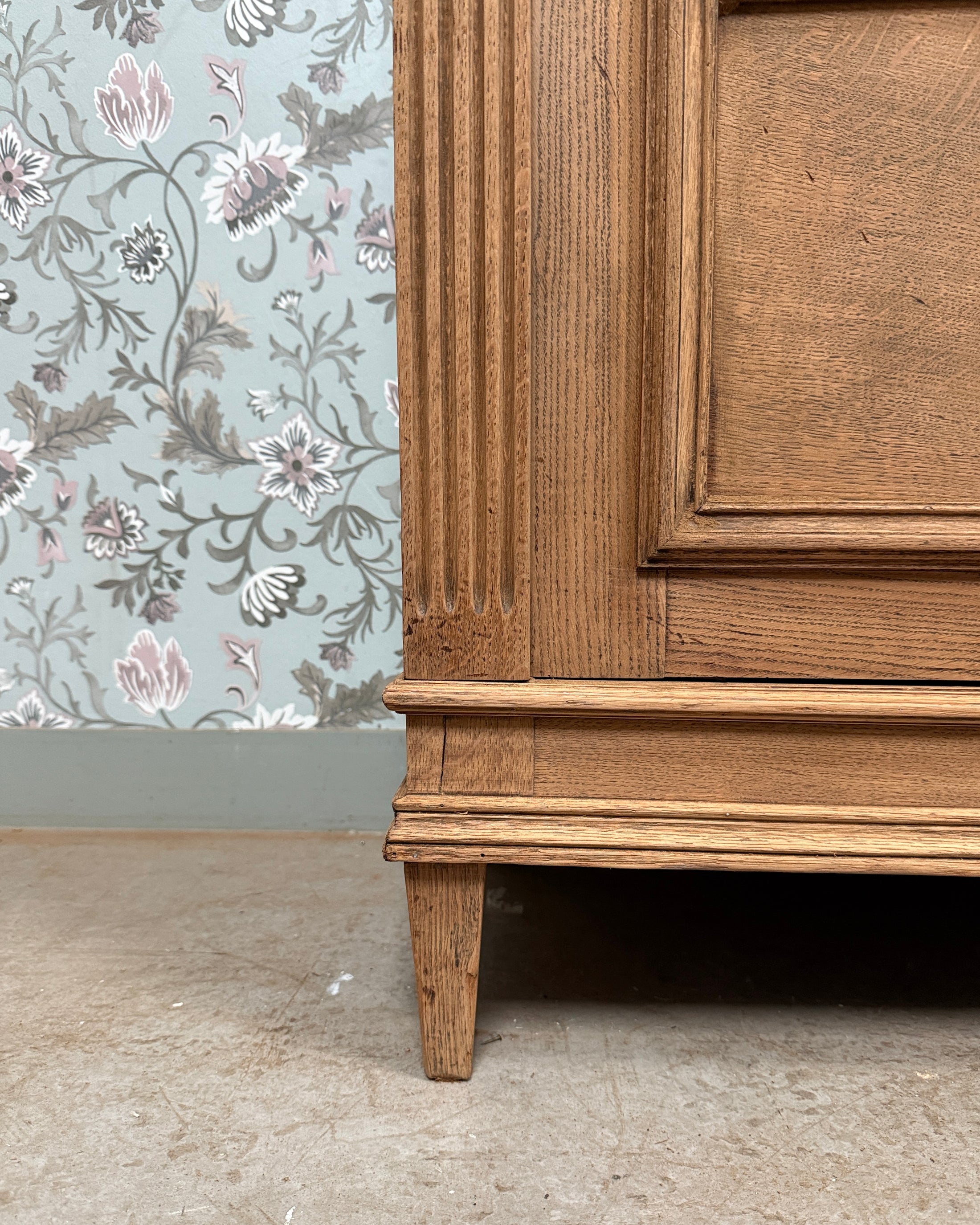 Bibliothèque ancienne trois portes grillagées