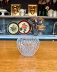 Charger l'image dans la visionneuse de la galerie, Bonbonnière ancienne en verre ciselé
