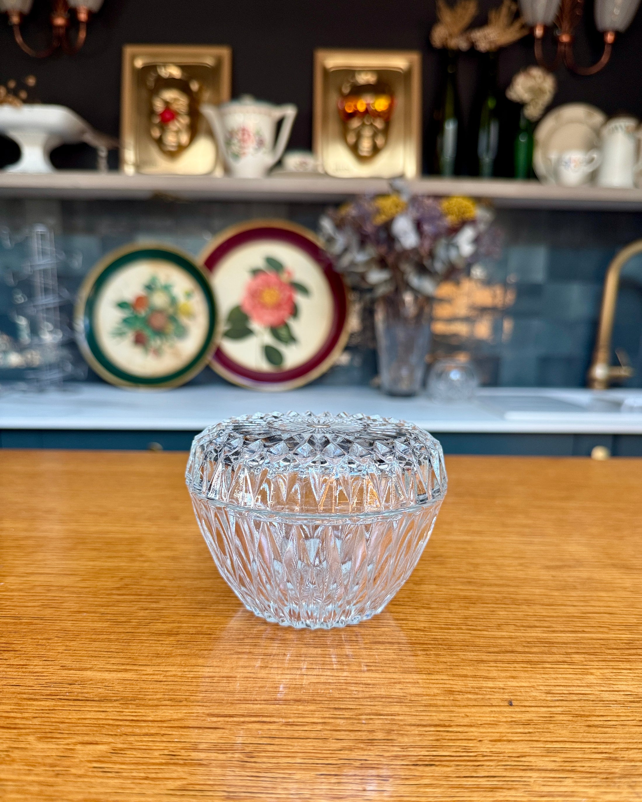 Bonbonnière ancienne en verre ciselé