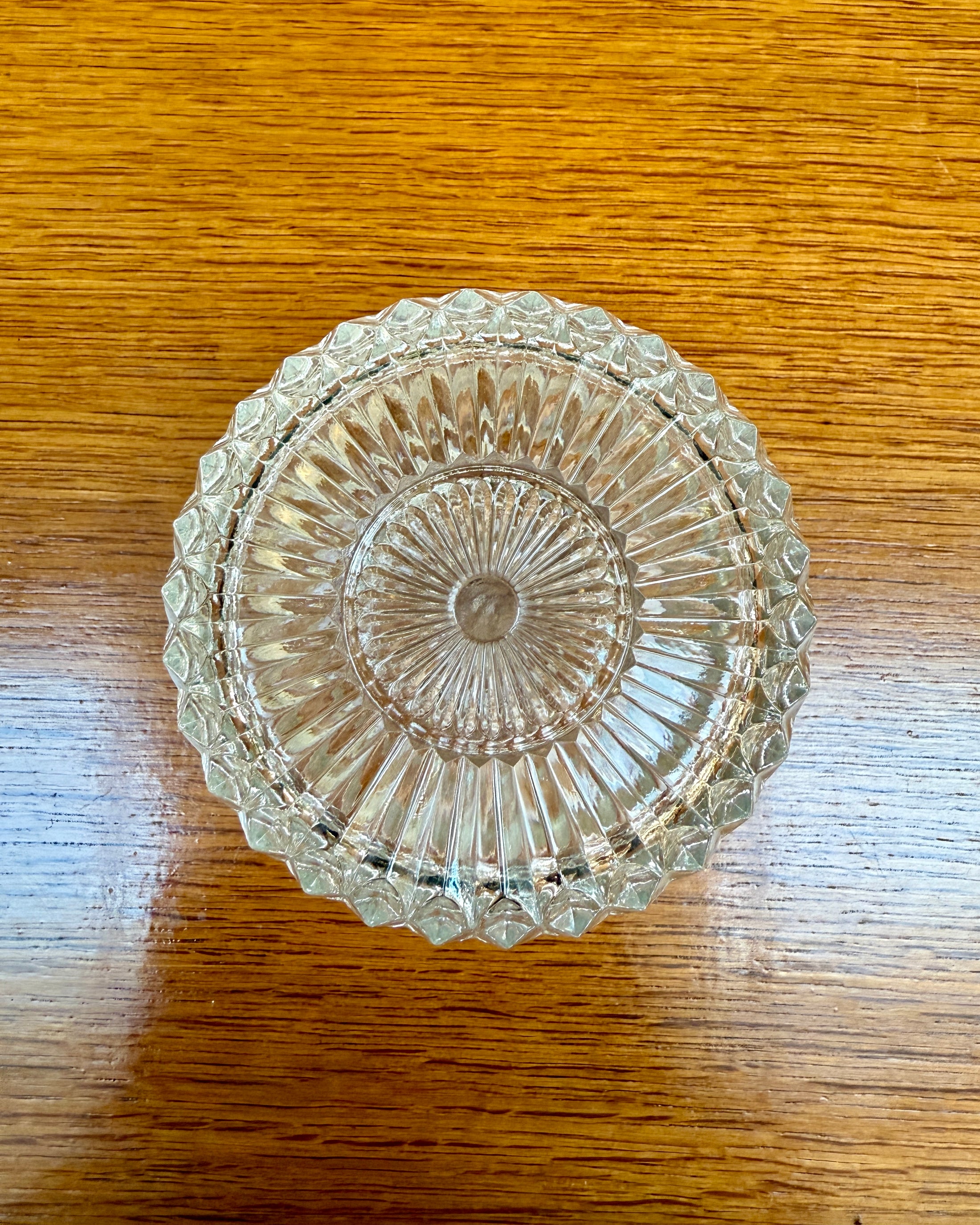 Bonbonnière ancienne en verre ciselé