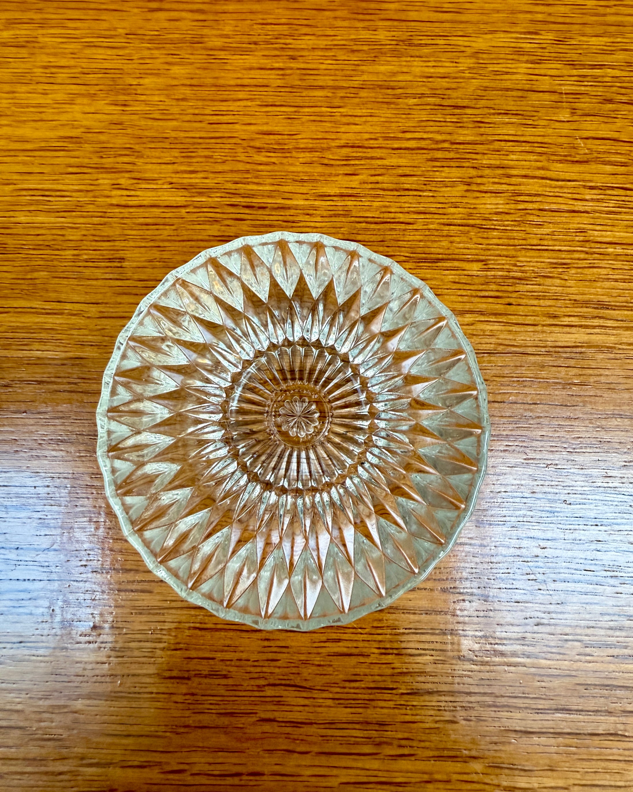 Bonbonnière ancienne en verre ciselé