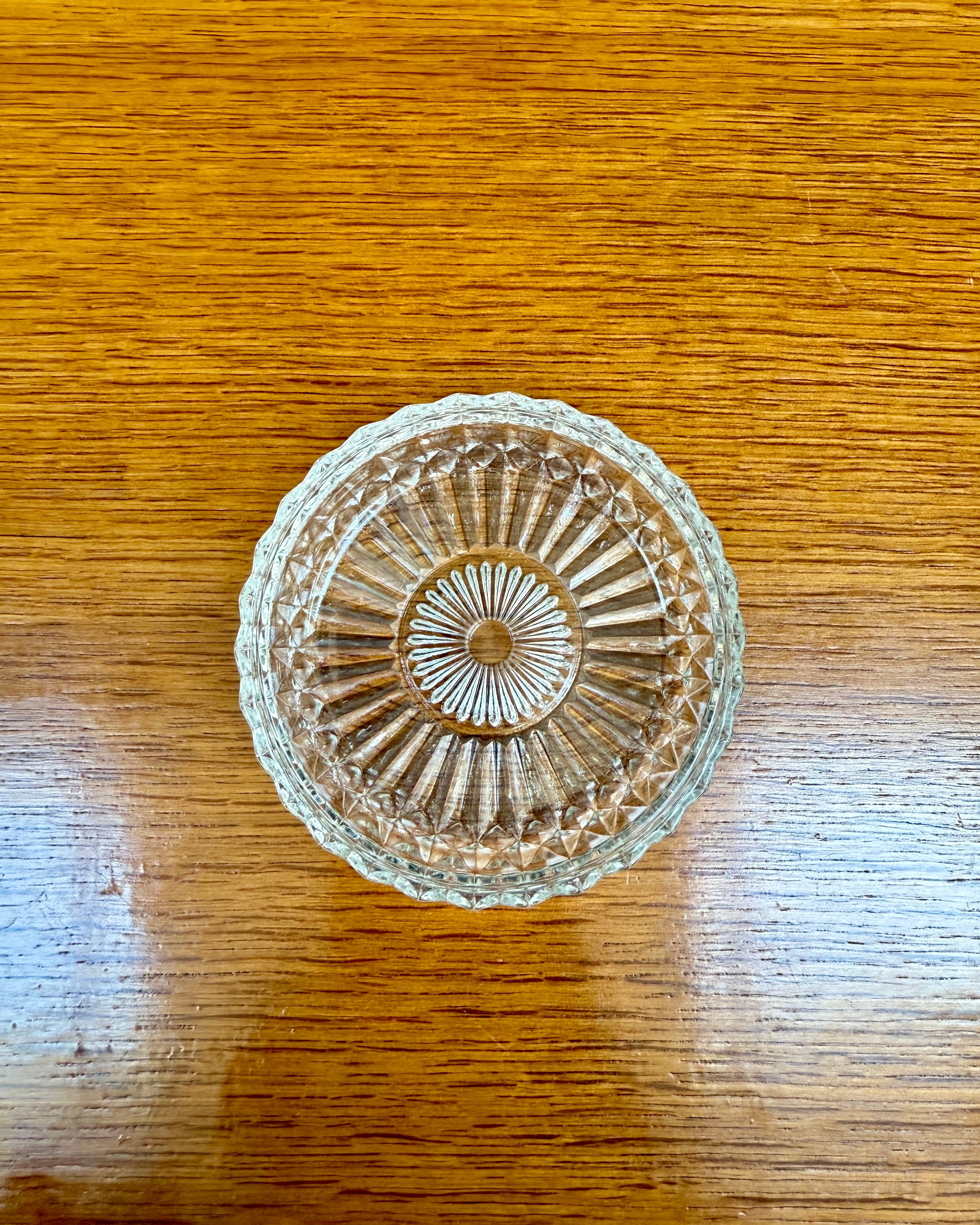 Bonbonnière ancienne en verre ciselé