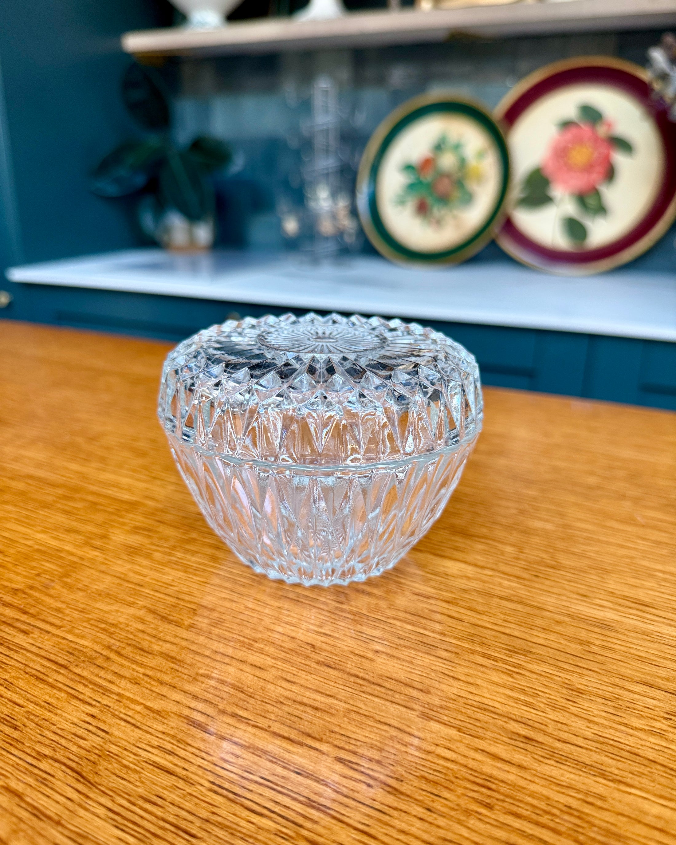 Bonbonnière ancienne en verre ciselé