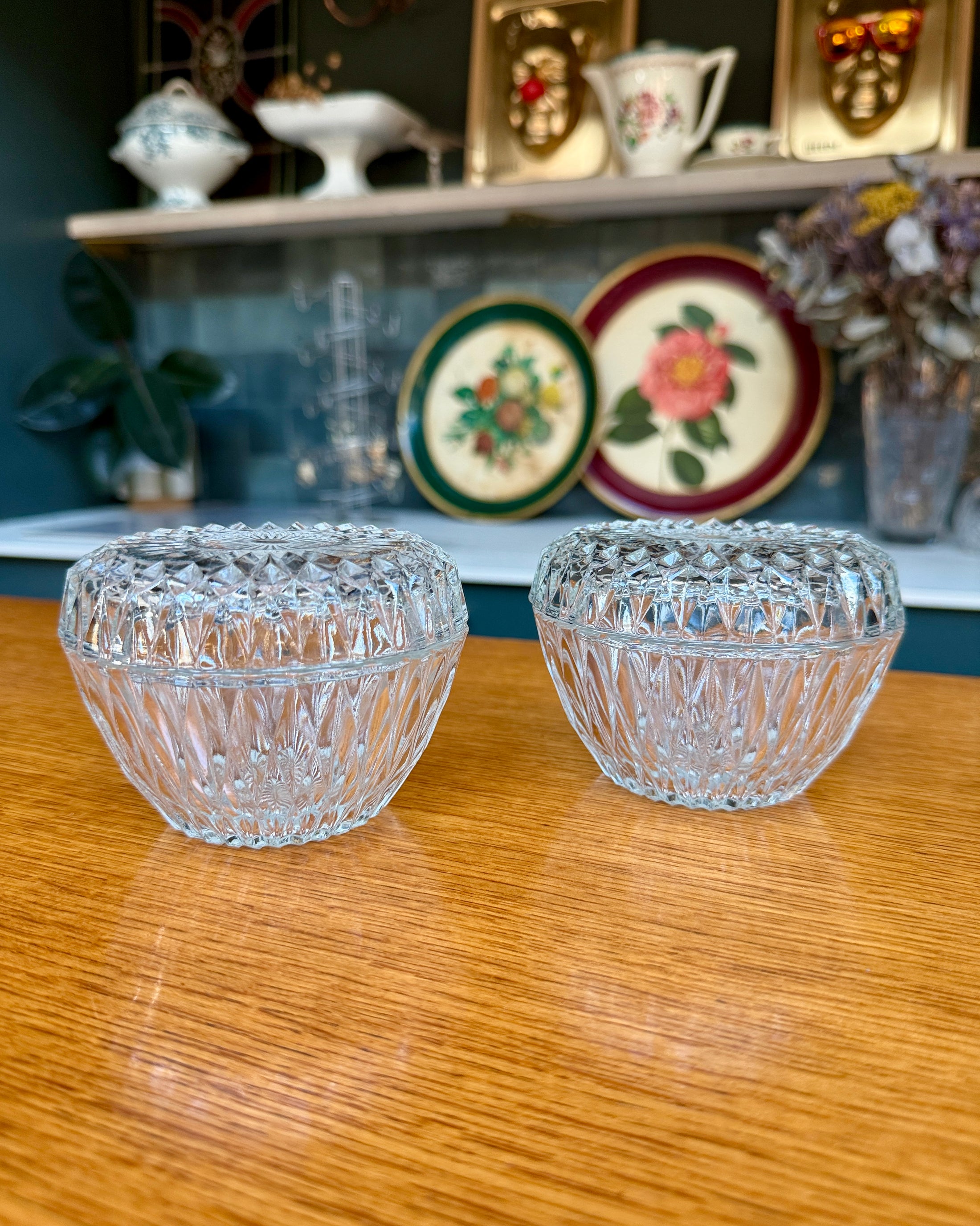 Bonbonnière ancienne en verre ciselé