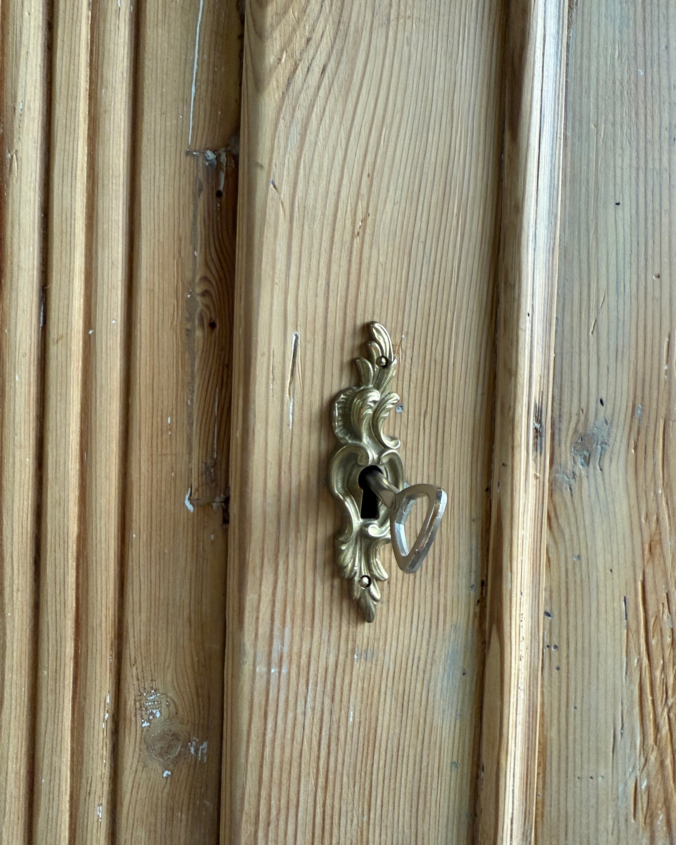 Bonnetière anglaise en pin avec penderie