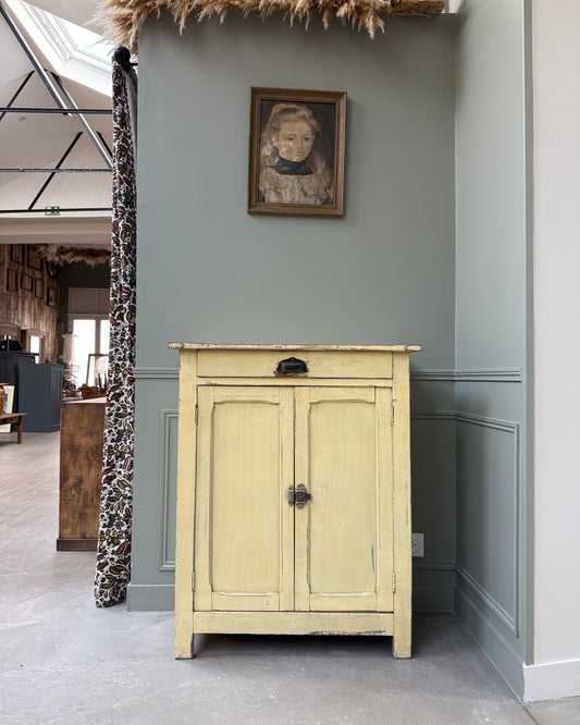 Buffet parisien patine jaune beurre